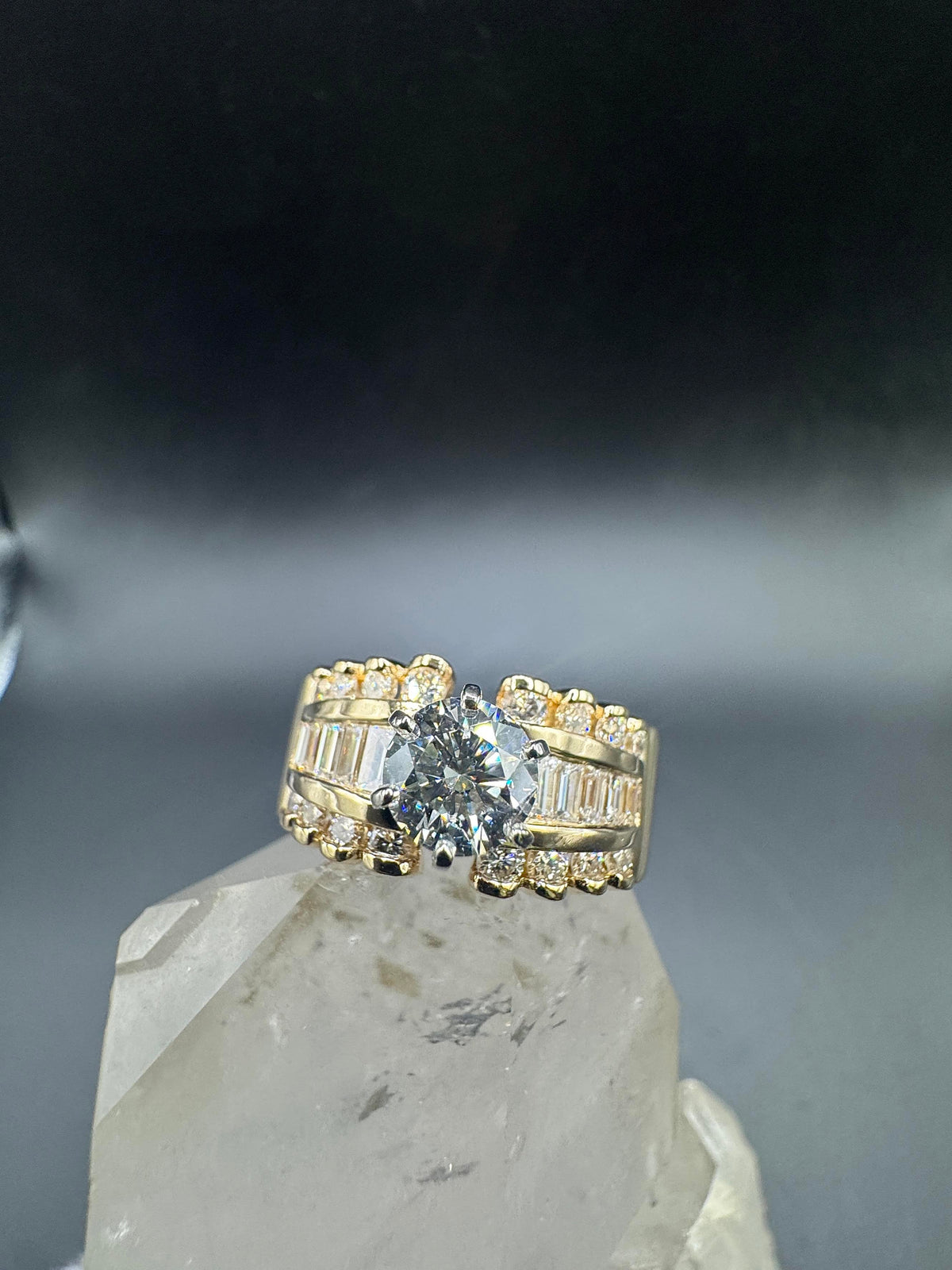 Dominanter Solitär Ring in 14 Karat Gelbgold mit Brillanten & Diamant-Baguettes