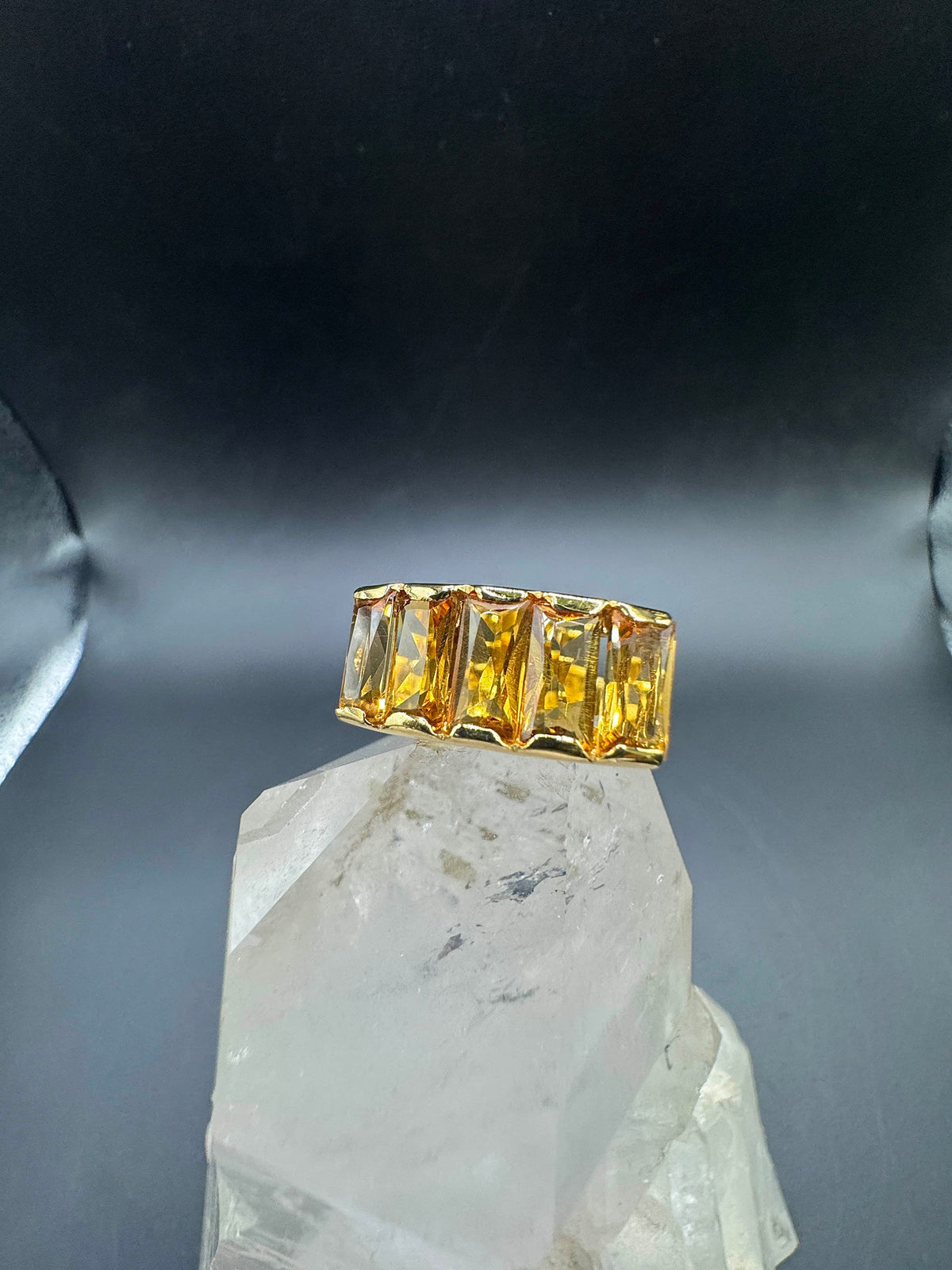 Leuchtender Ring in 18 Karat Gelbgold mit feinen Citrinen