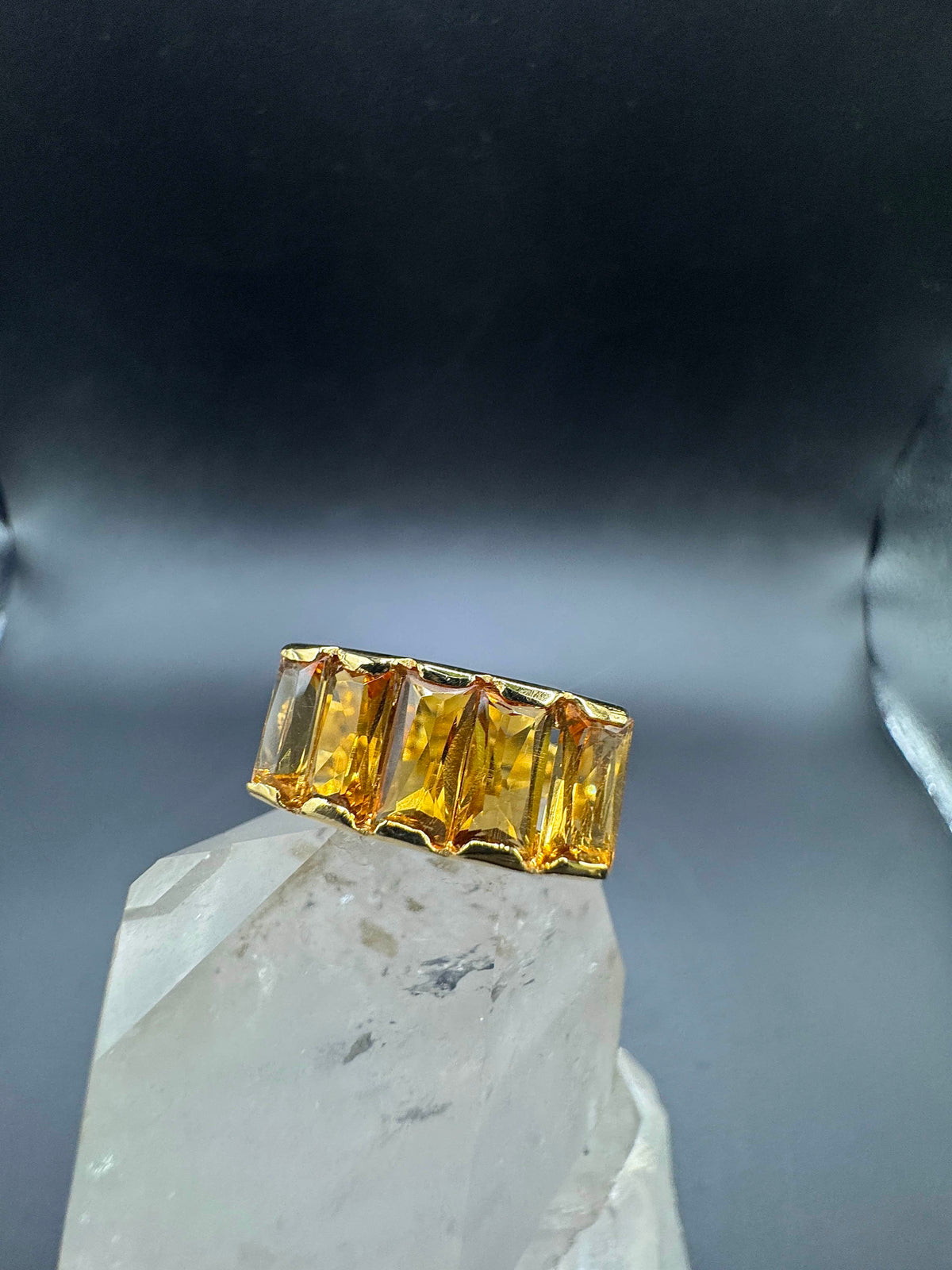 Leuchtender Ring in 18 Karat Gelbgold mit feinen Citrinen