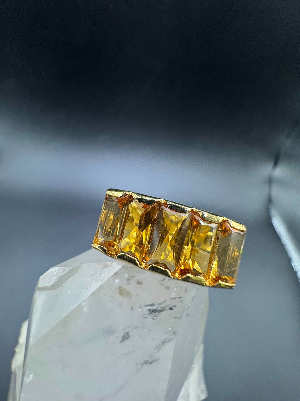 Leuchtender Ring in 18 Karat Gelbgold mit feinen Citrinen