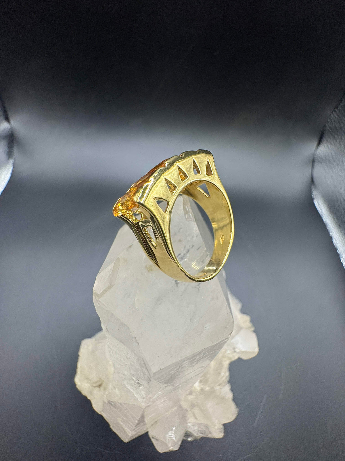 Leuchtender Ring in 18 Karat Gelbgold mit feinen Citrinen