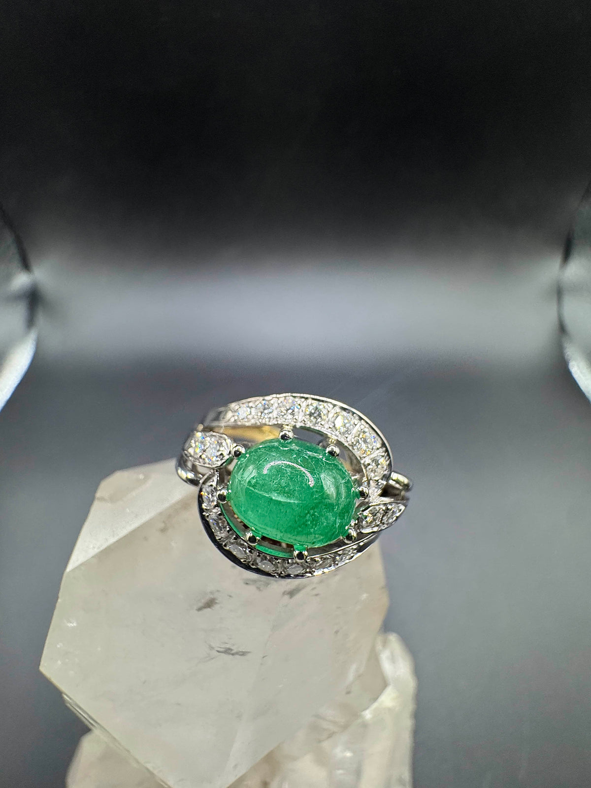 Wirkungsvoller Cocktailring in 14 Karat Gelb- und Weißgold mit Smaragd & Brillanten