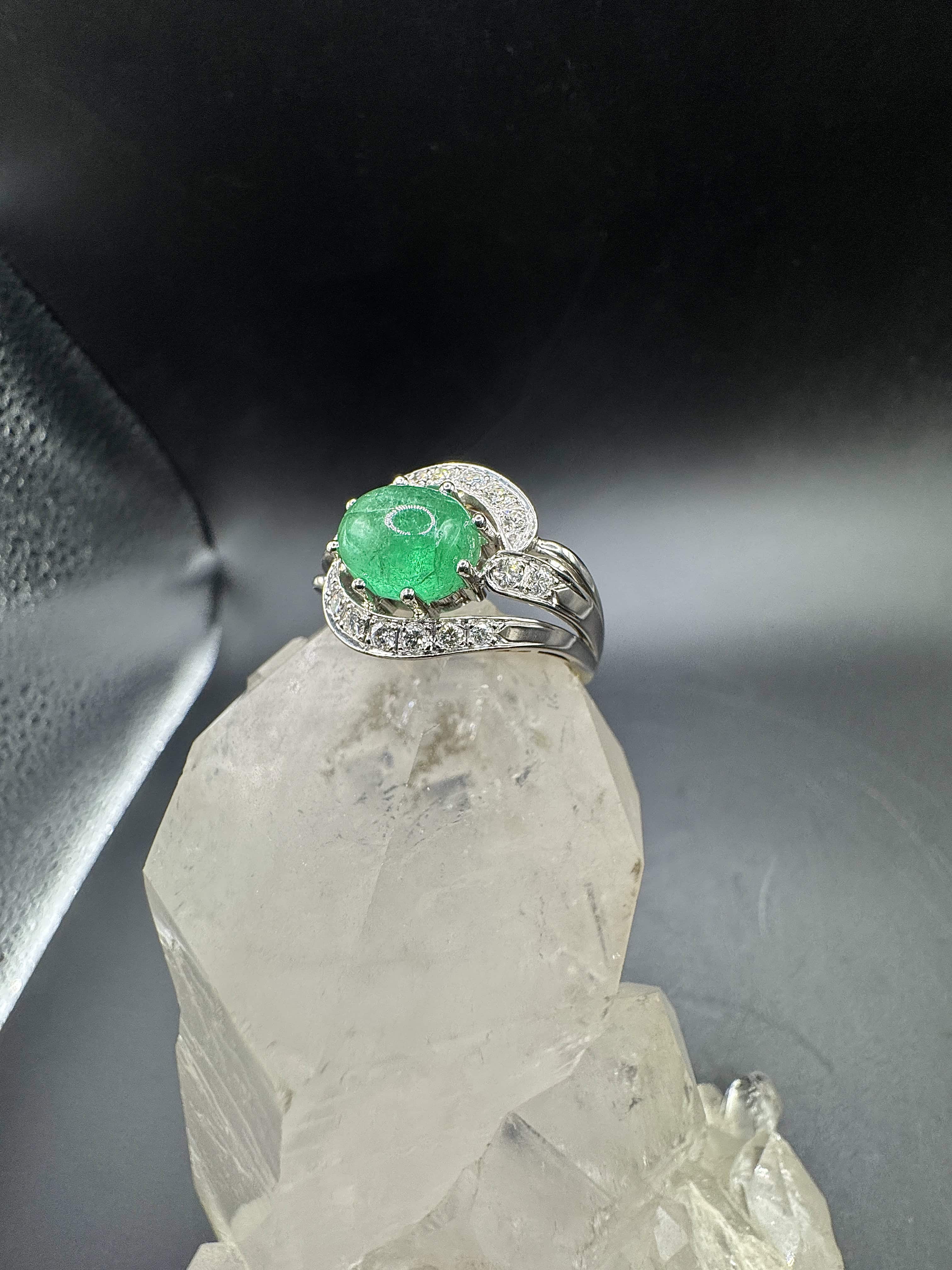 Wirkungsvoller Cocktailring in 14 Karat Gelb- und Weißgold mit Smaragd & Brillanten