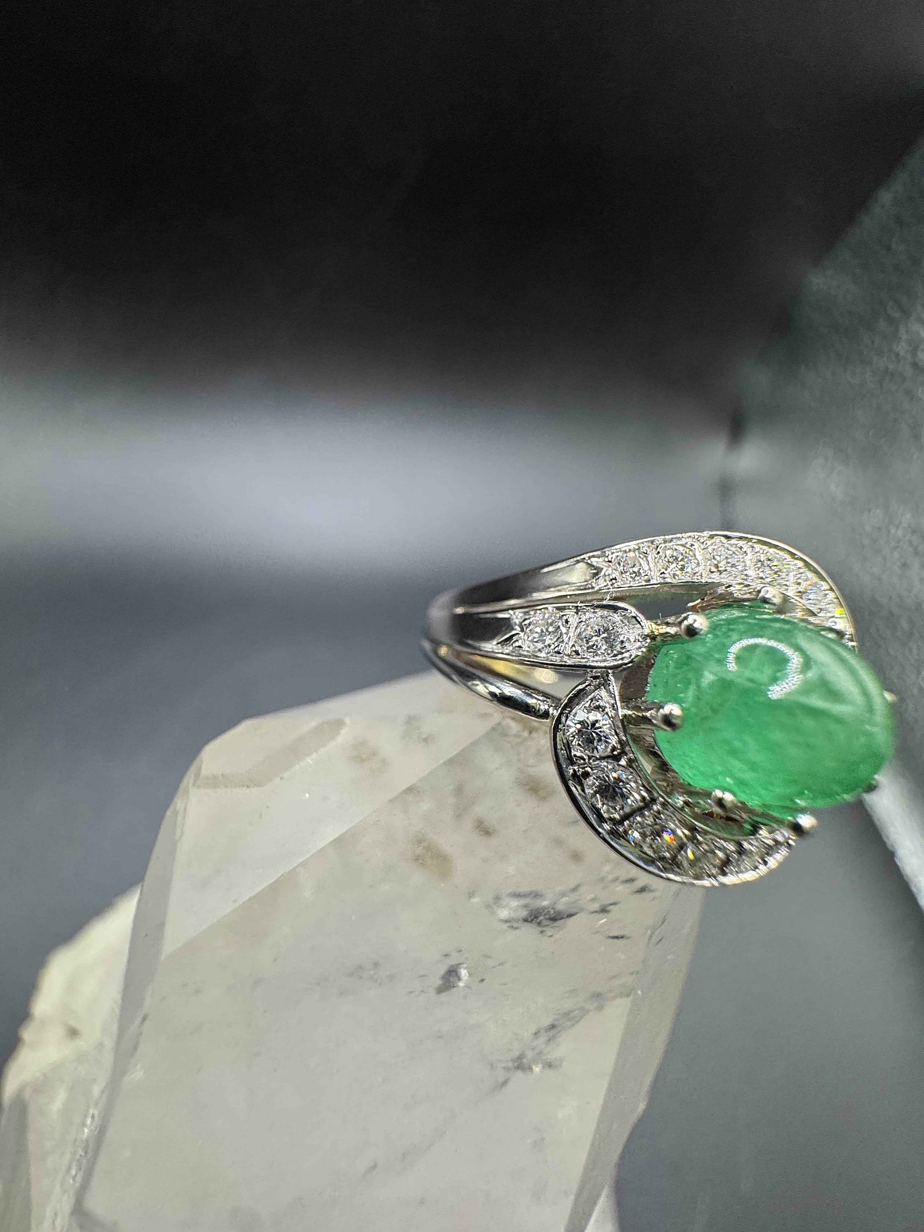 Wirkungsvoller Cocktailring in 14 Karat Gelb- und Weißgold mit Smaragd & Brillanten