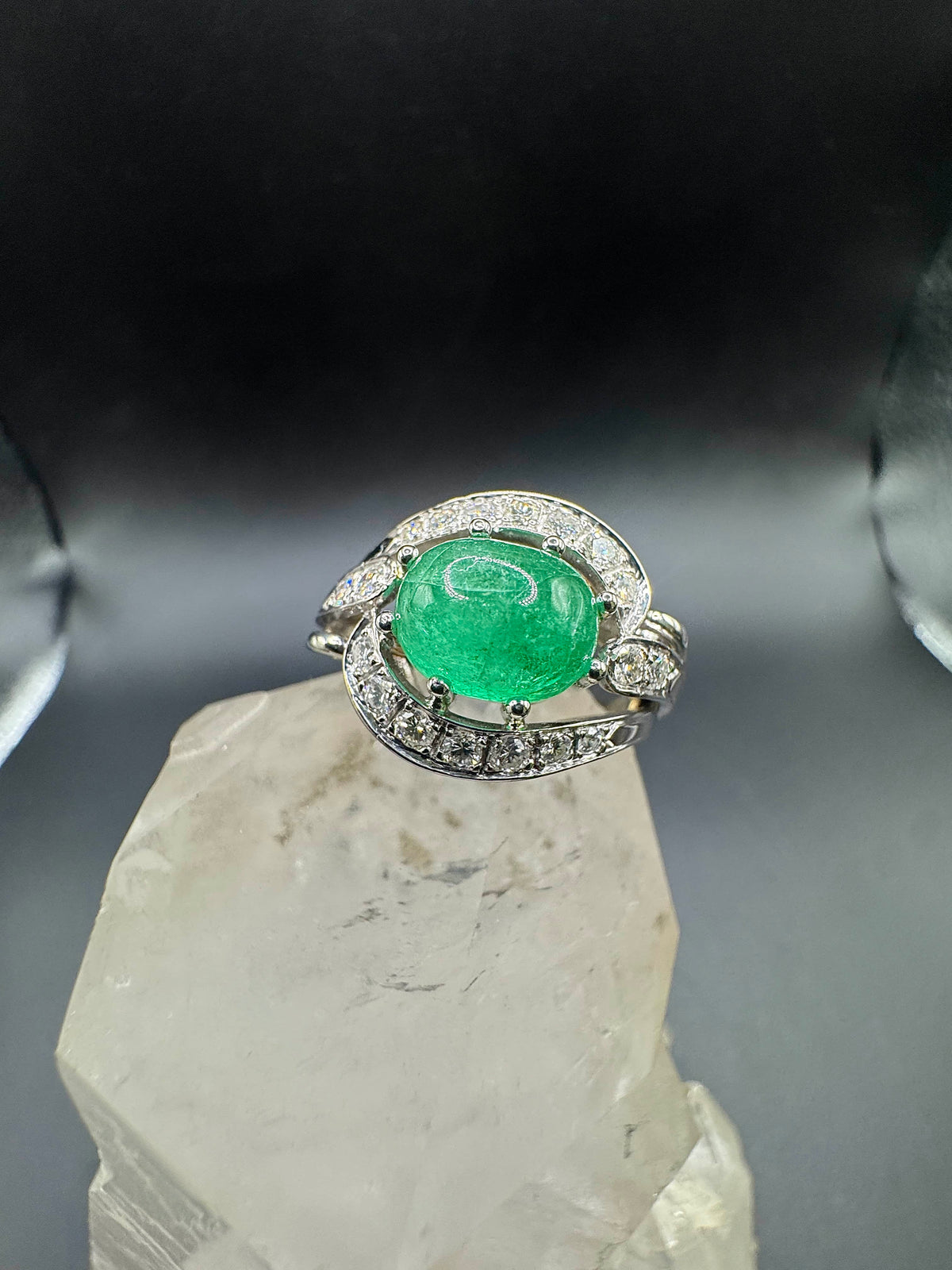 Wirkungsvoller Cocktailring in 14 Karat Gelb- und Weißgold mit Smaragd & Brillanten