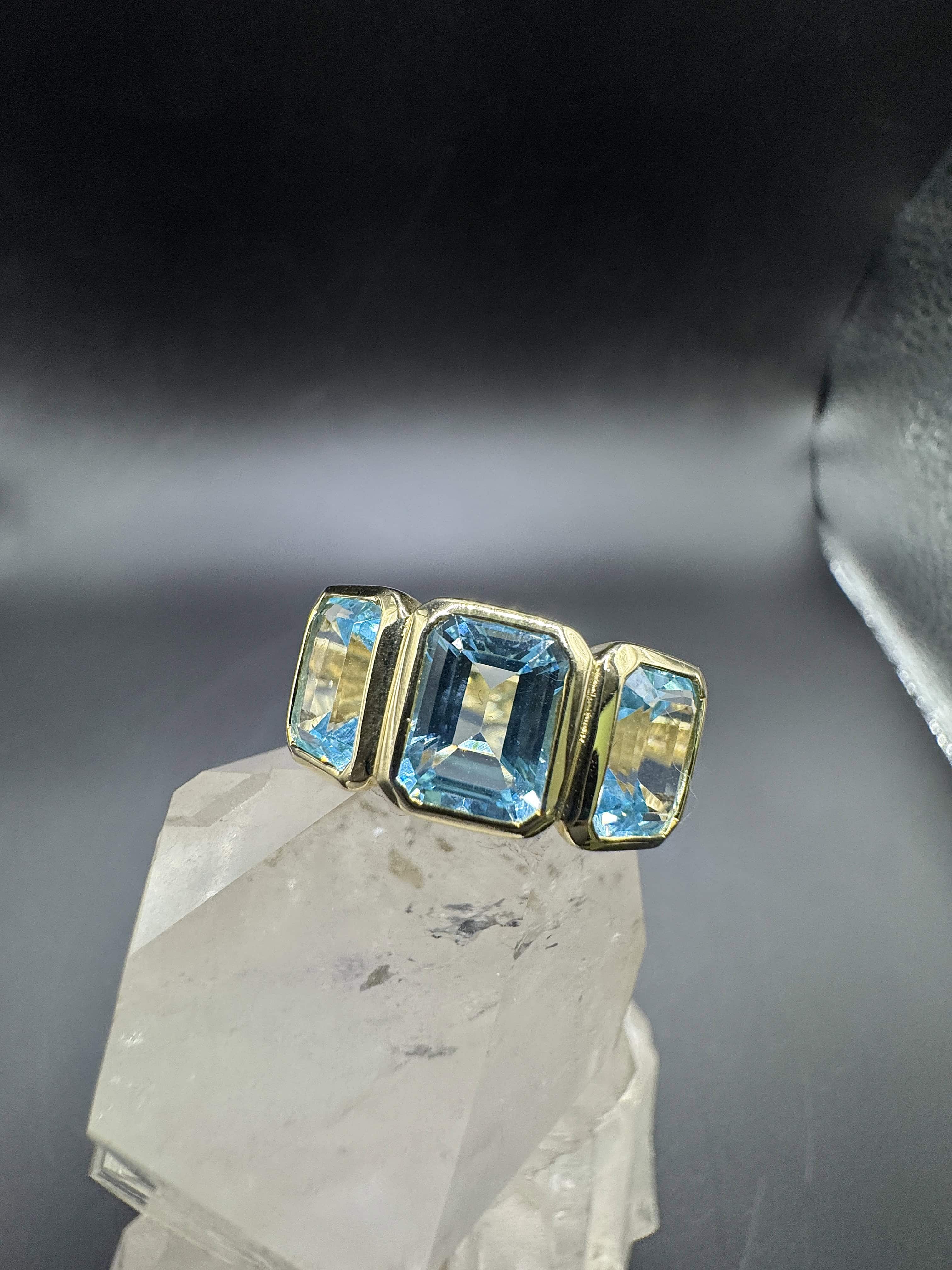 Markanter Ring in 14 Karat Gelbgold mit blauen Topasen