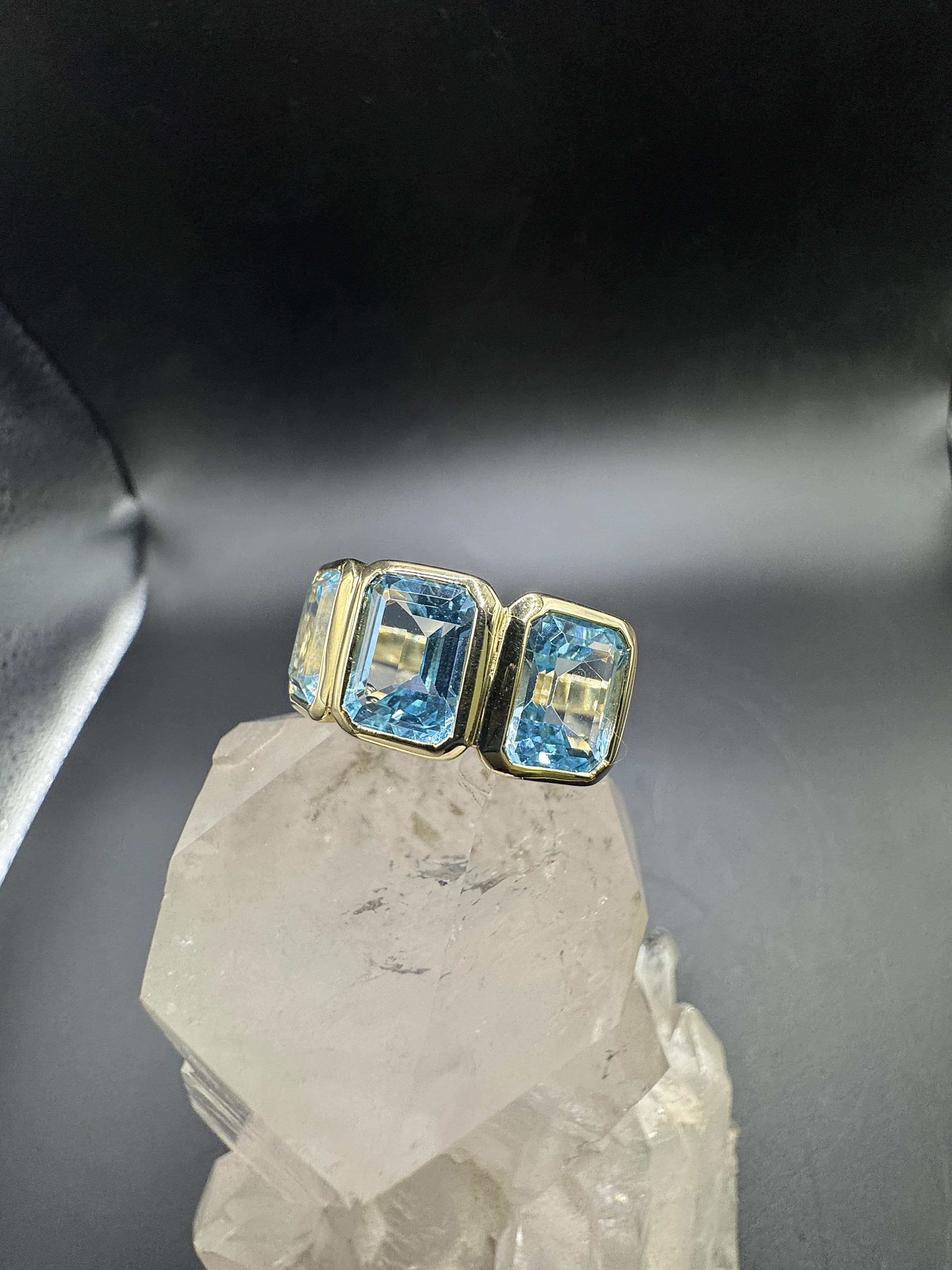 Markanter Ring in 14 Karat Gelbgold mit blauen Topasen