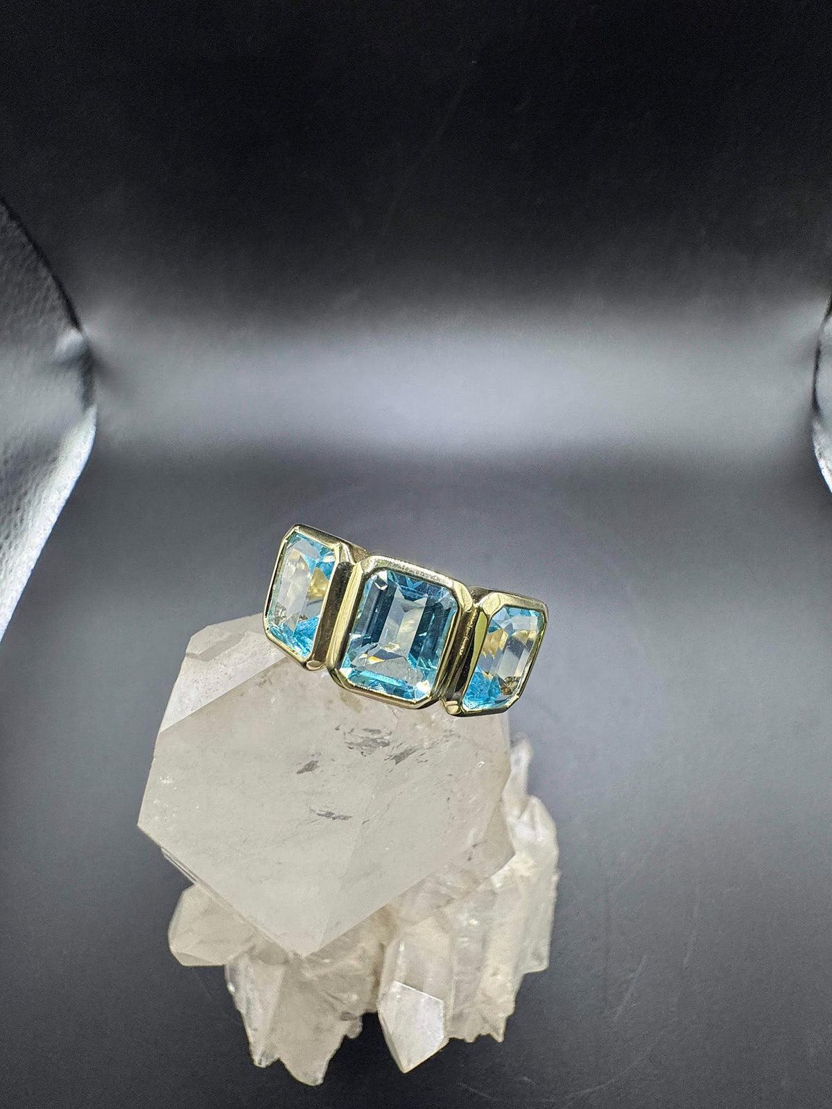 Markanter Ring in 14 Karat Gelbgold mit blauen Topasen