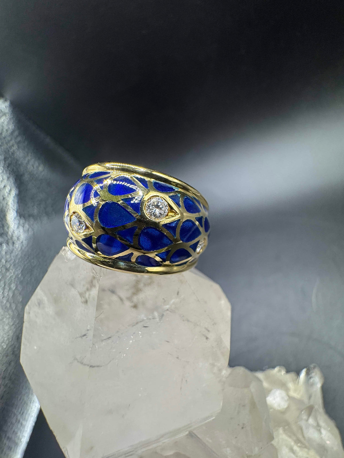 Eleganter Emaille Ring in 18 Karat Gelbgold mit feinen Brillanten