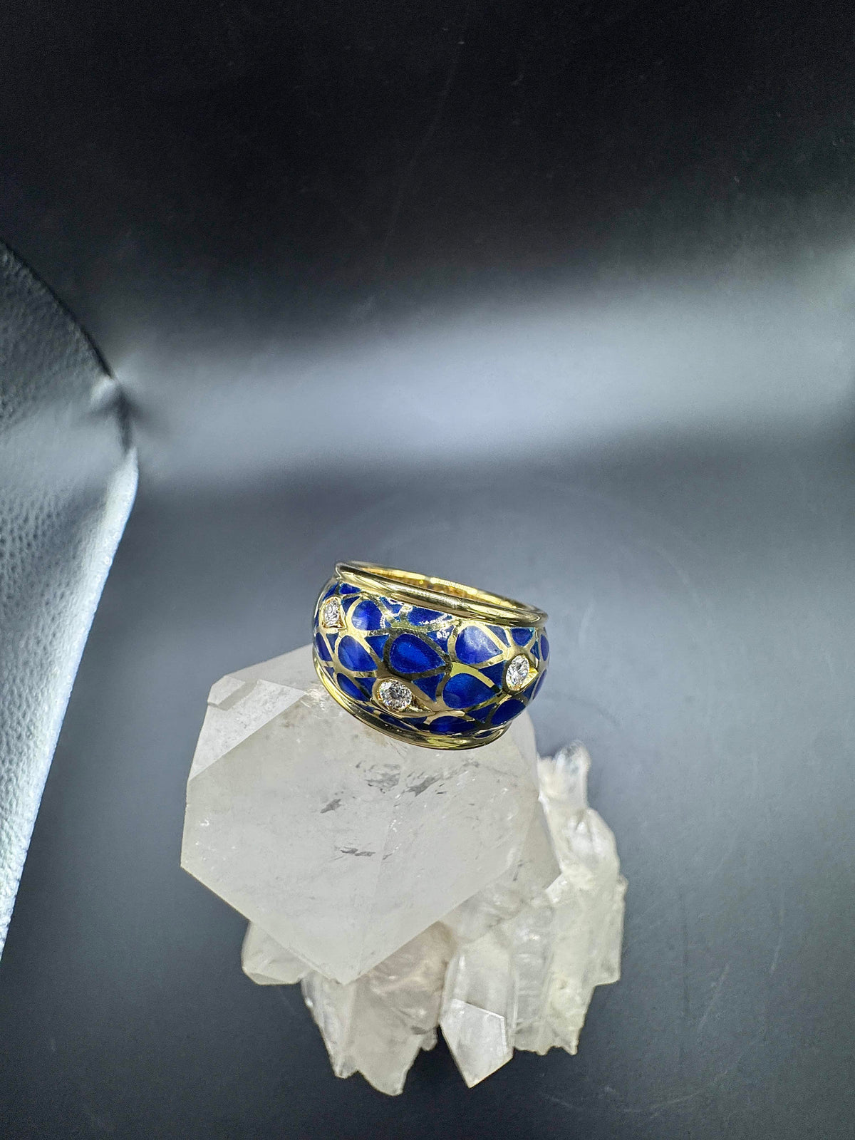 Eleganter Emaille Ring in 18 Karat Gelbgold mit feinen Brillanten