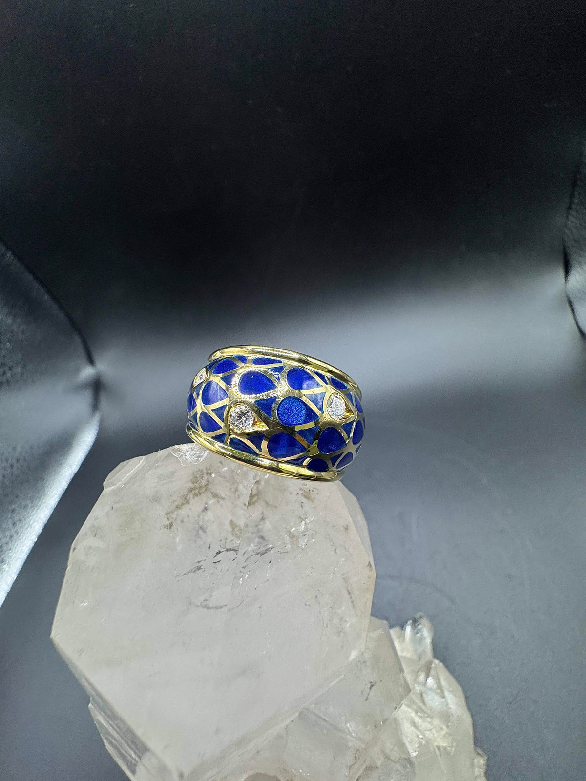 Eleganter Emaille Ring in 18 Karat Gelbgold mit feinen Brillanten