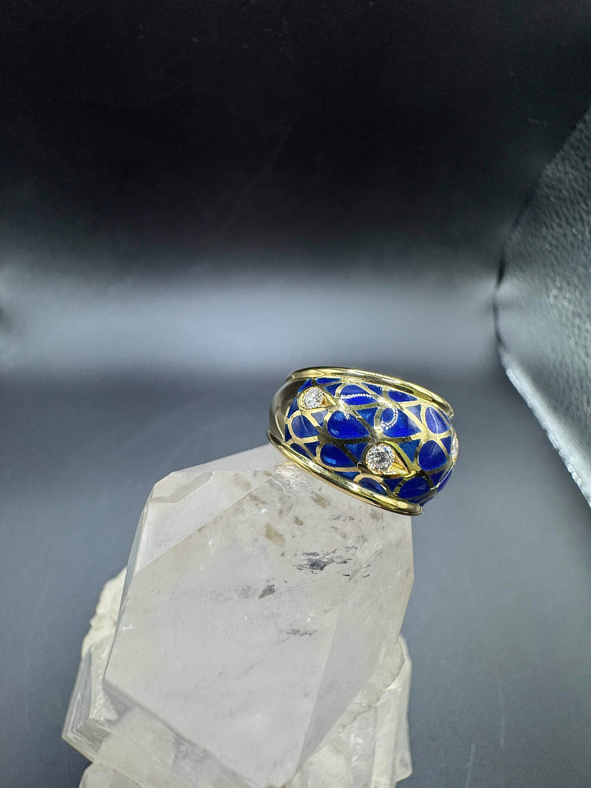 Eleganter Emaille Ring in 18 Karat Gelbgold mit feinen Brillanten