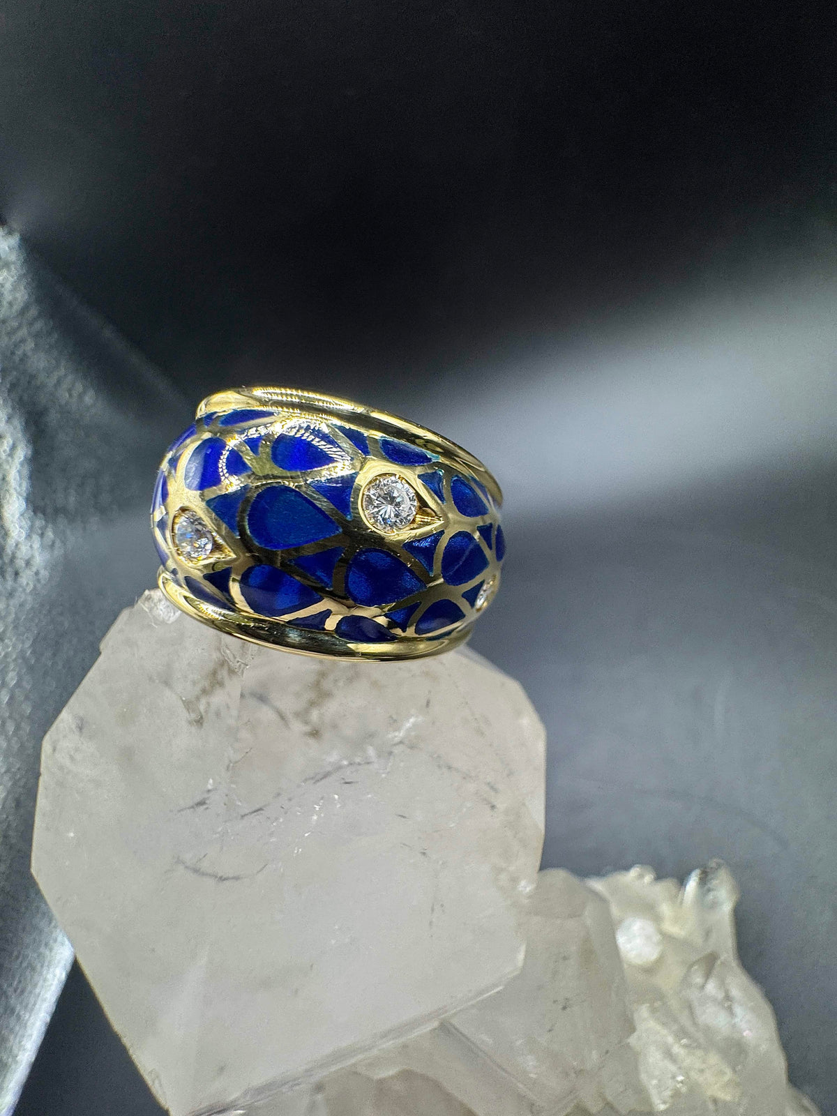 Eleganter Emaille Ring in 18 Karat Gelbgold mit feinen Brillanten