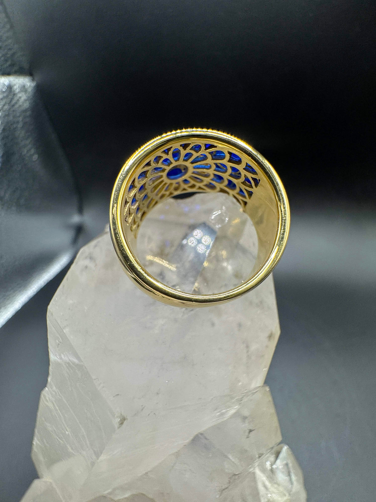 Eleganter Emaille Ring in 18 Karat Gelbgold mit feinen Brillanten