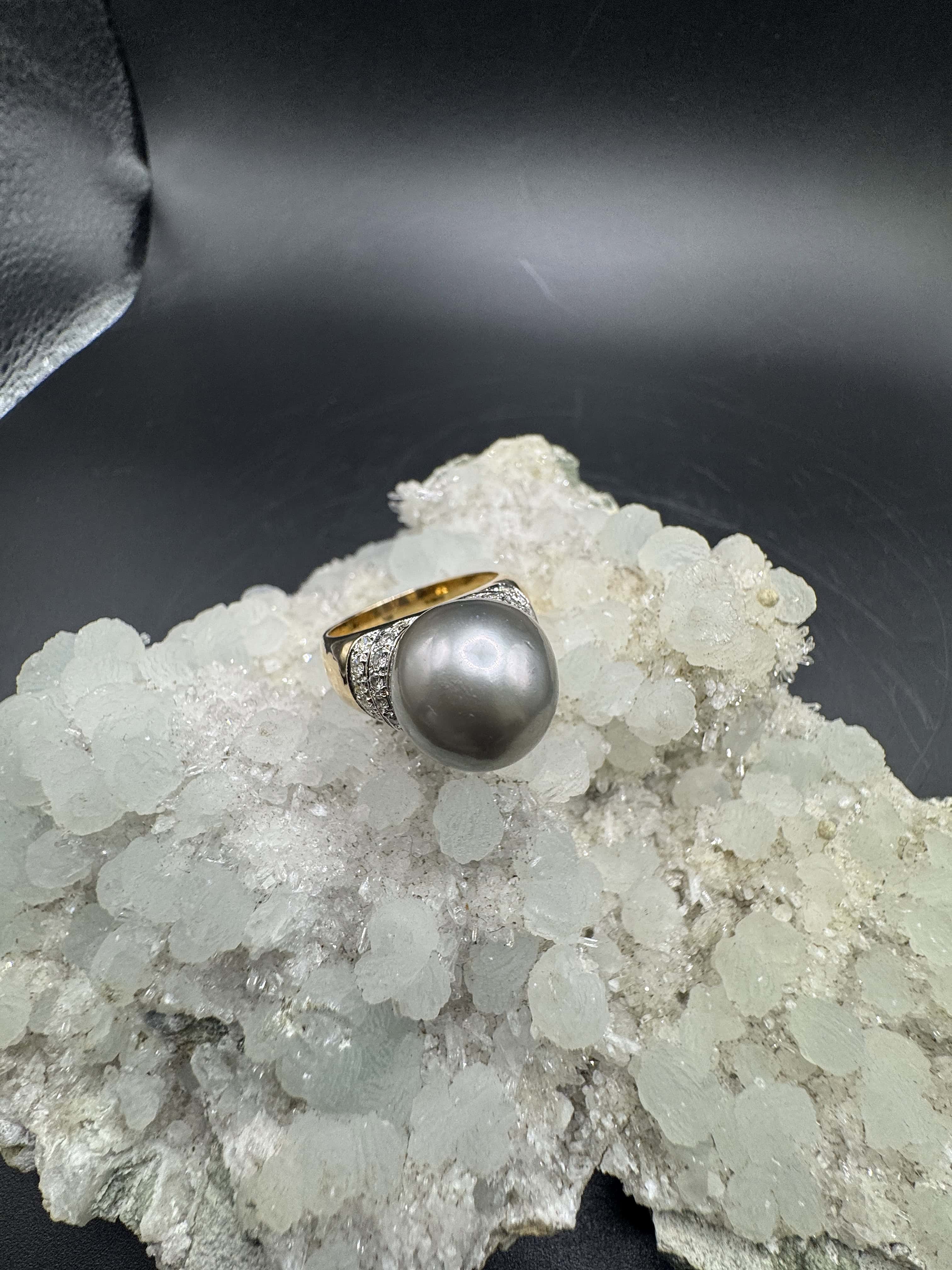 Eleganter Vintage Ring in 18 Karat Gold mit Tahitiperle & Brillanten