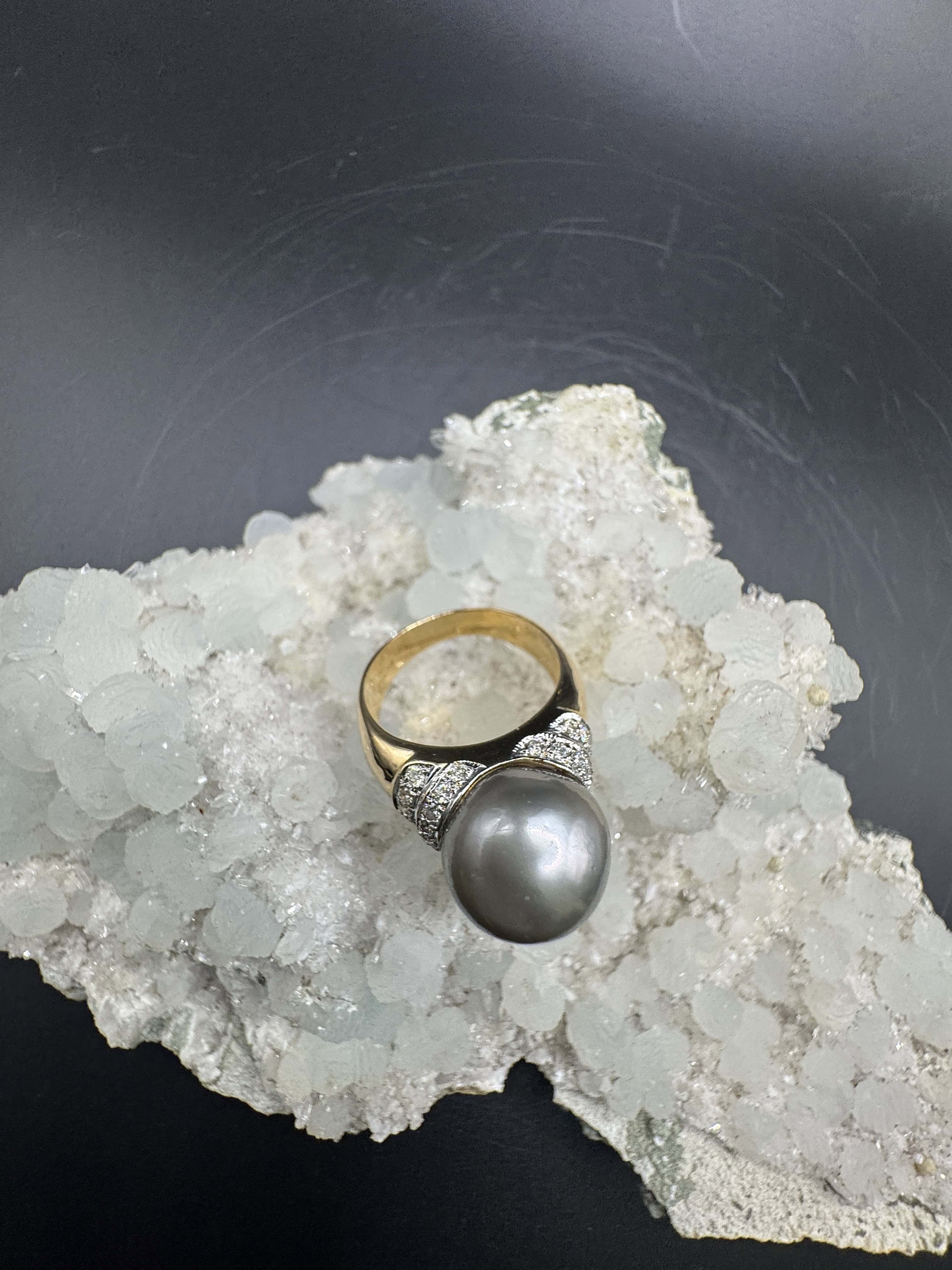 Eleganter Vintage Ring in 18 Karat Gold mit Tahitiperle & Brillanten