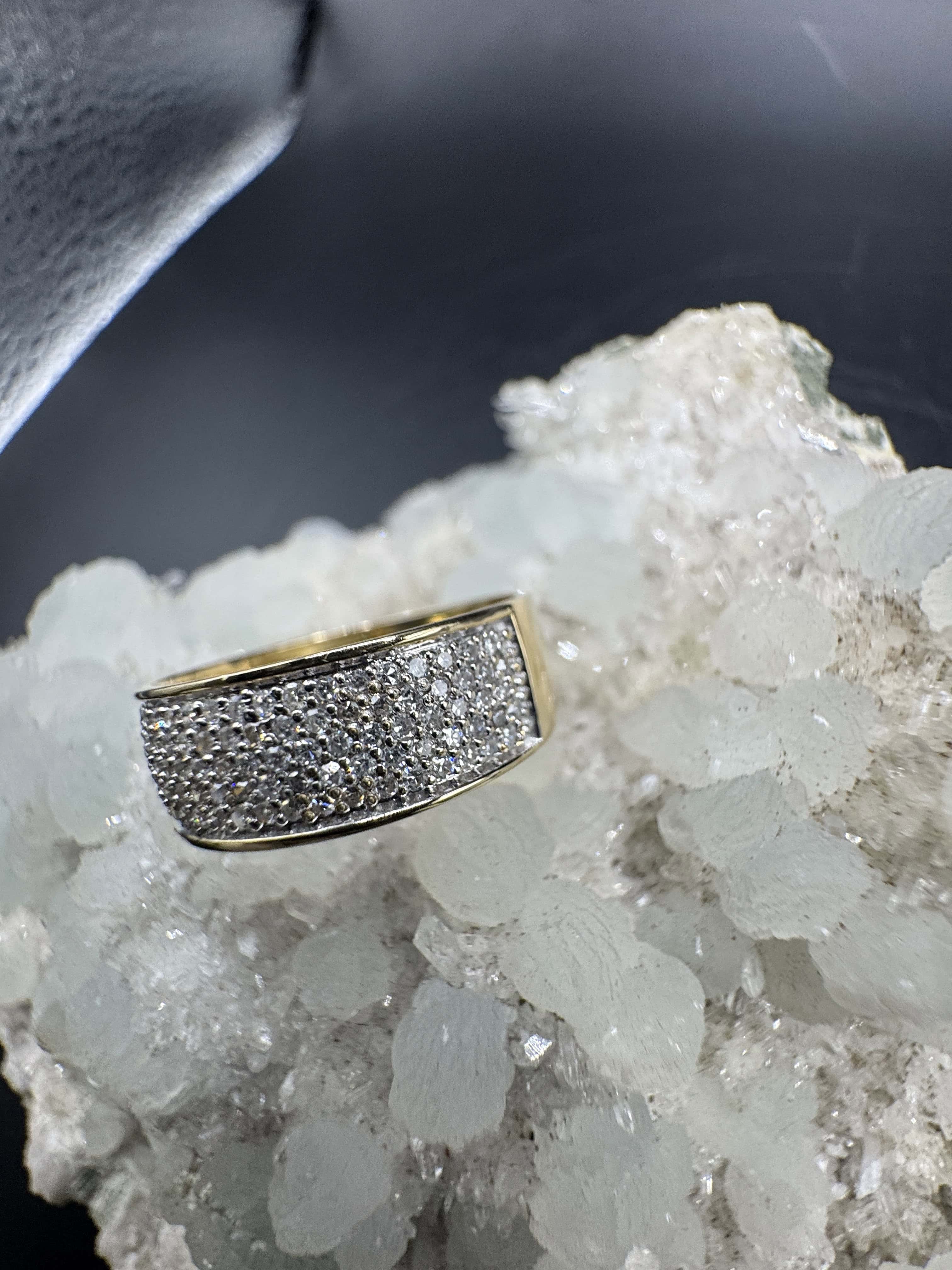 Zeitloser Bandring in 14 Karat Gelb- und Weißgold mit Achtkant-Diamanten