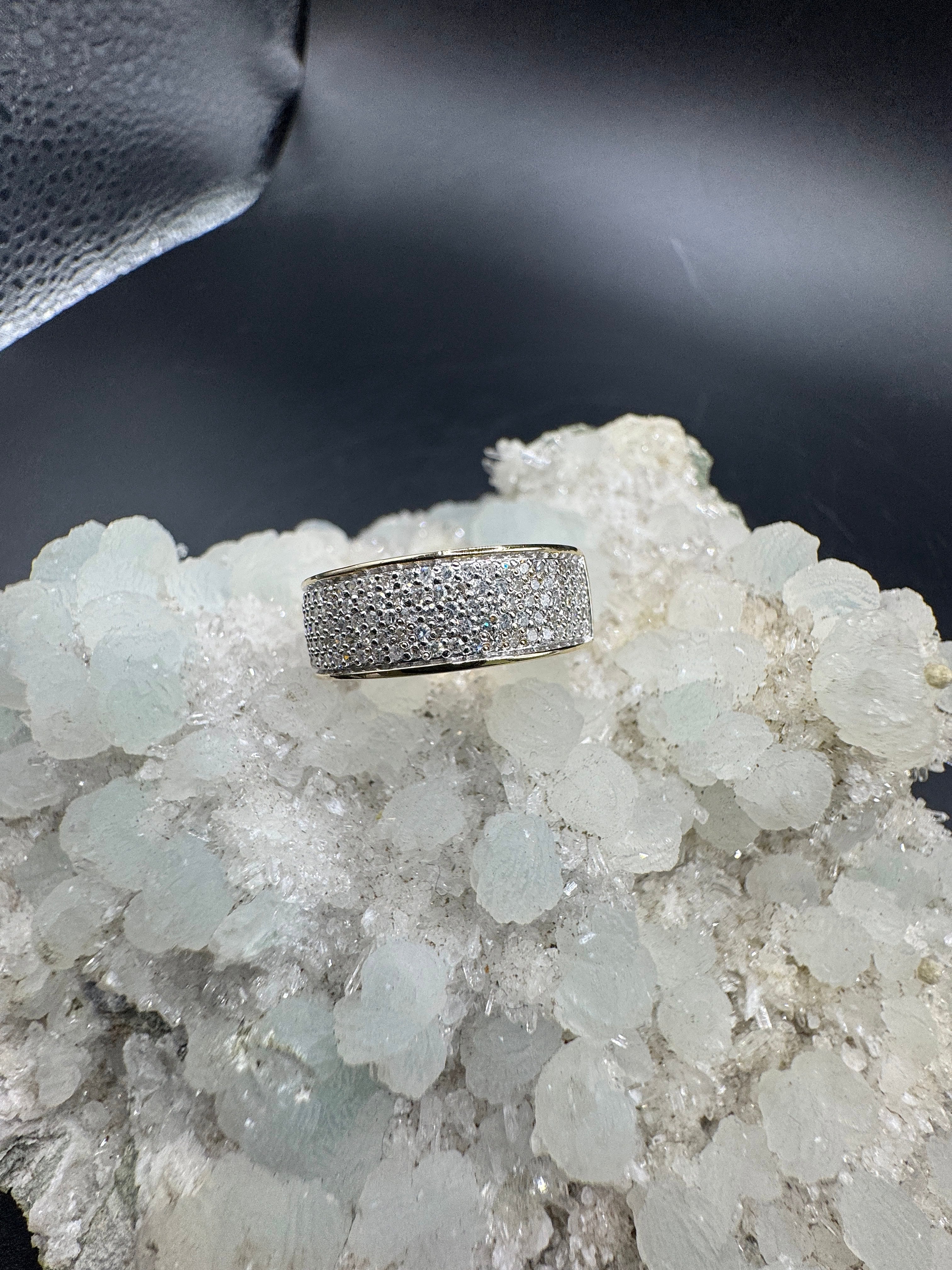 Zeitloser Bandring in 14 Karat Gelb- und Weißgold mit Achtkant-Diamanten