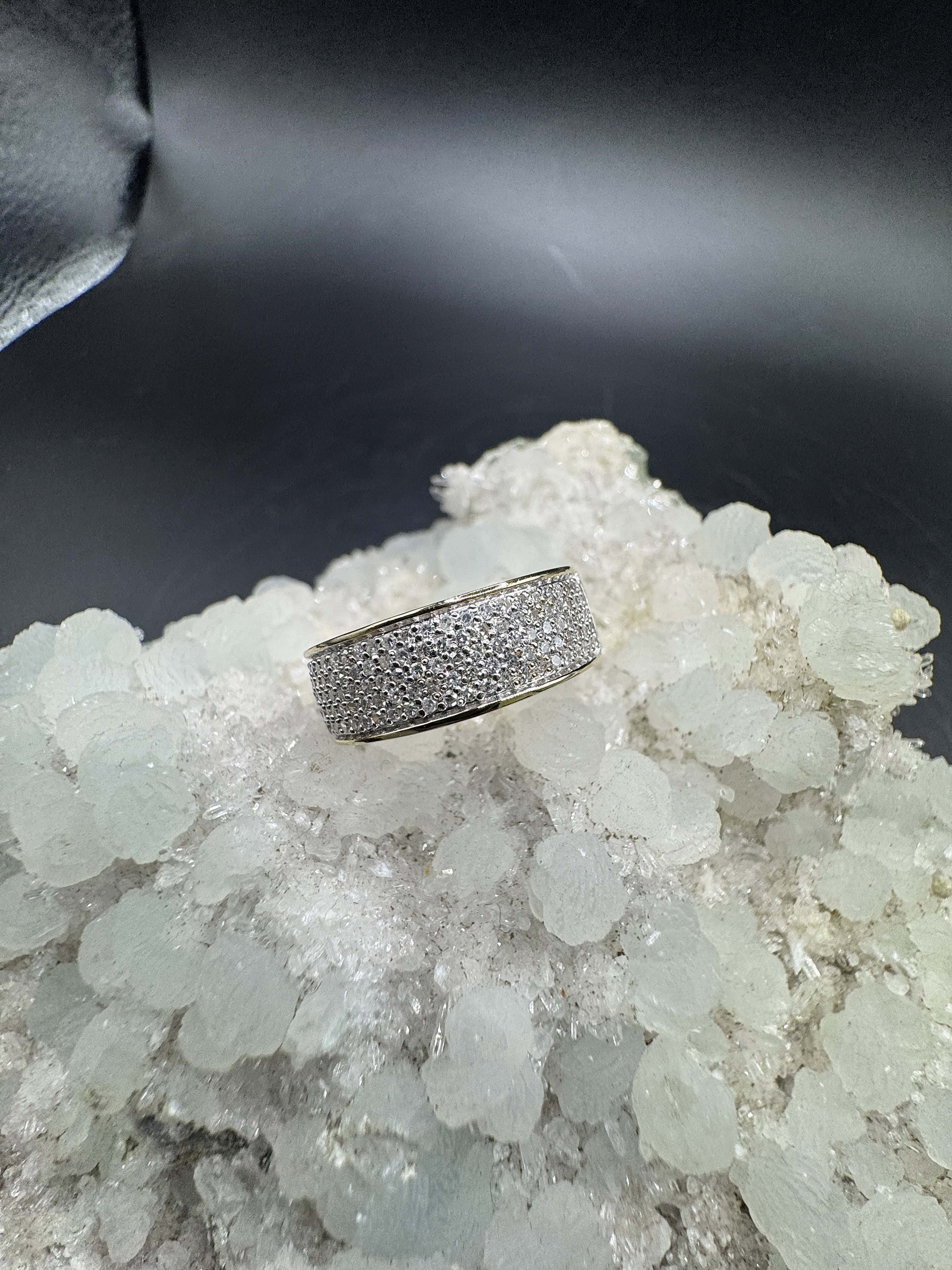 Zeitloser Bandring in 14 Karat Gelb- und Weißgold mit Achtkant-Diamanten
