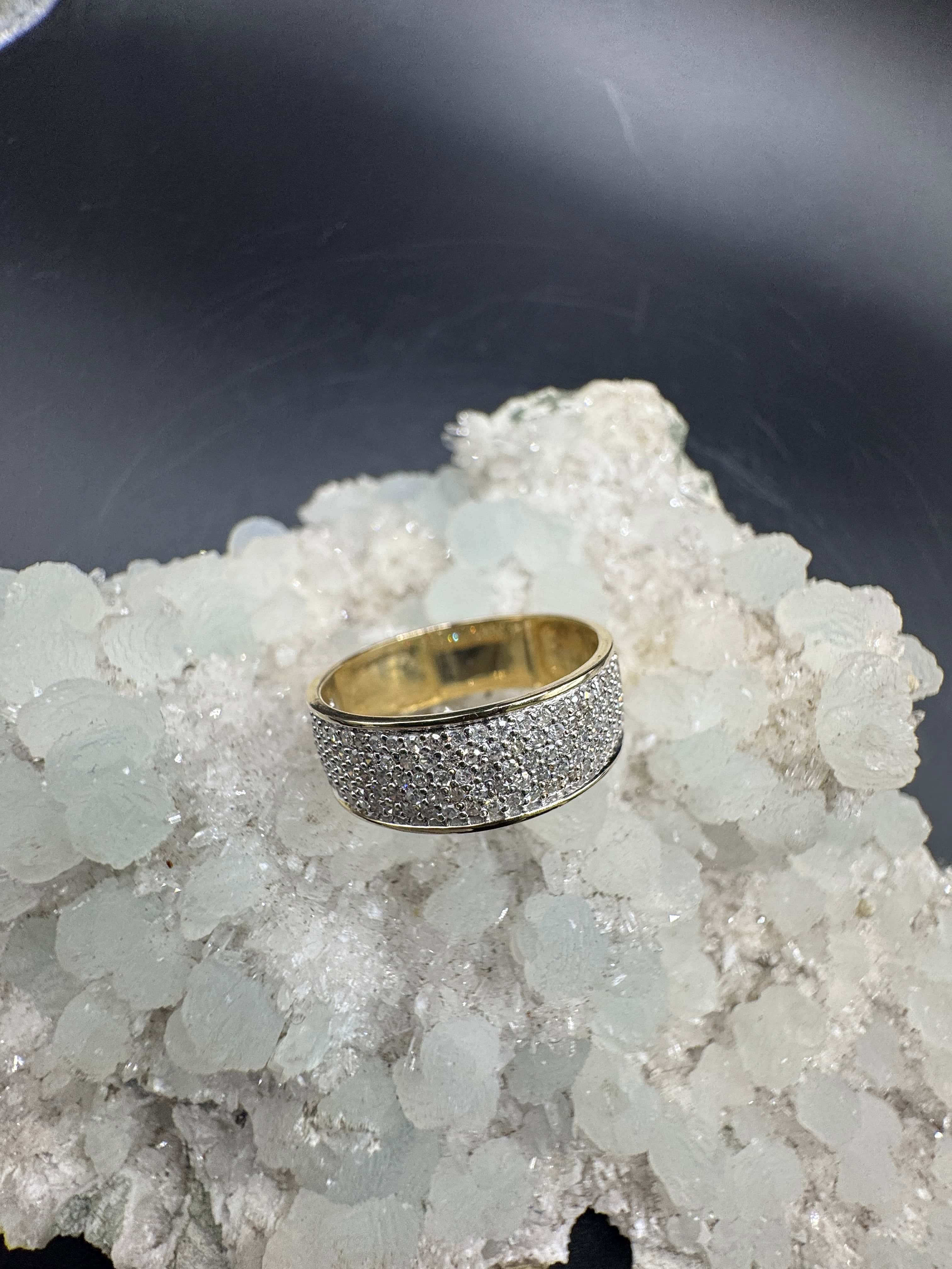 Zeitloser Bandring in 14 Karat Gelb- und Weißgold mit Achtkant-Diamanten