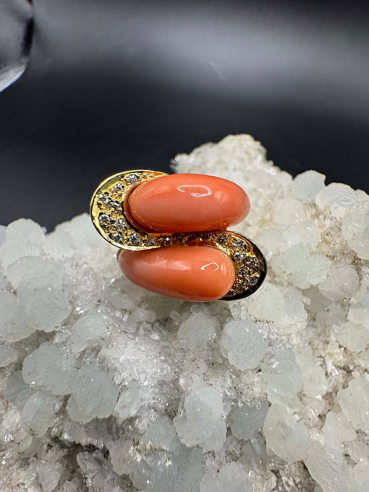 Eleganter Ring in 18 Karat Gelbgold mit Engelshautkoralle & Diamanten