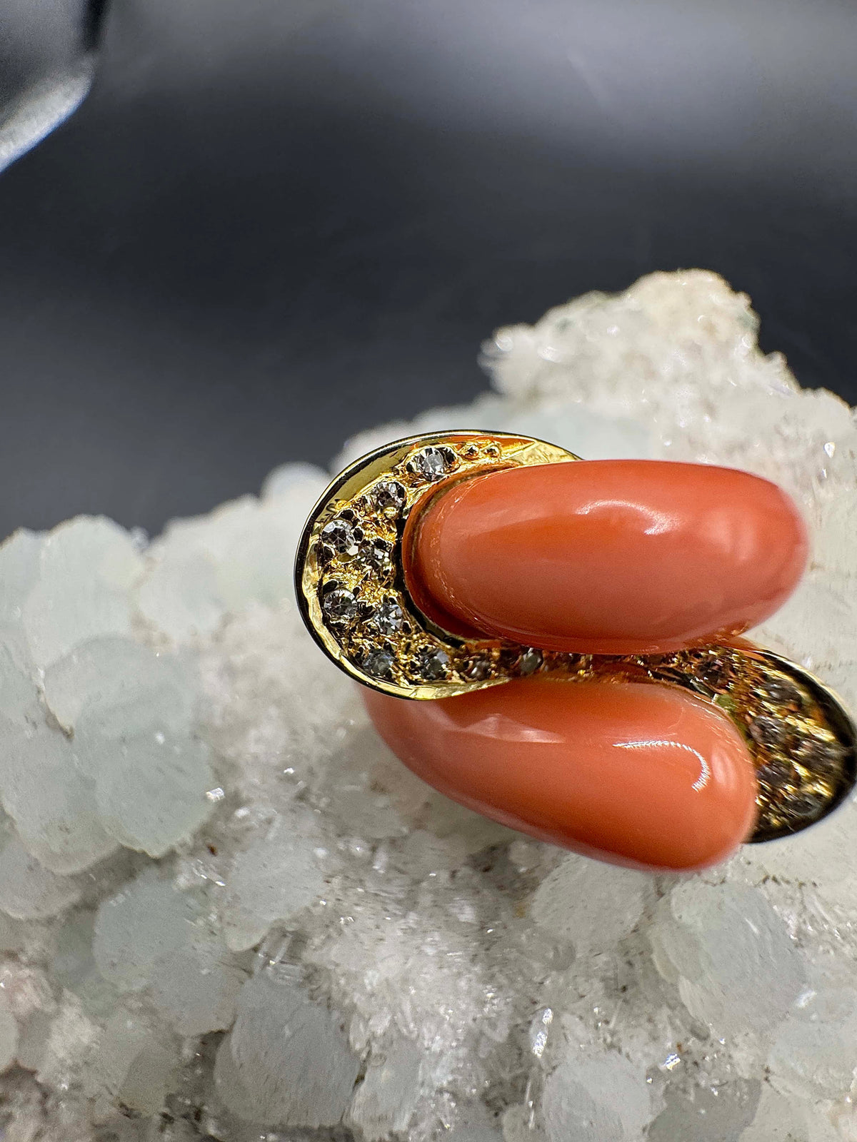 Eleganter Ring in 18 Karat Gelbgold mit Engelshautkoralle & Diamanten