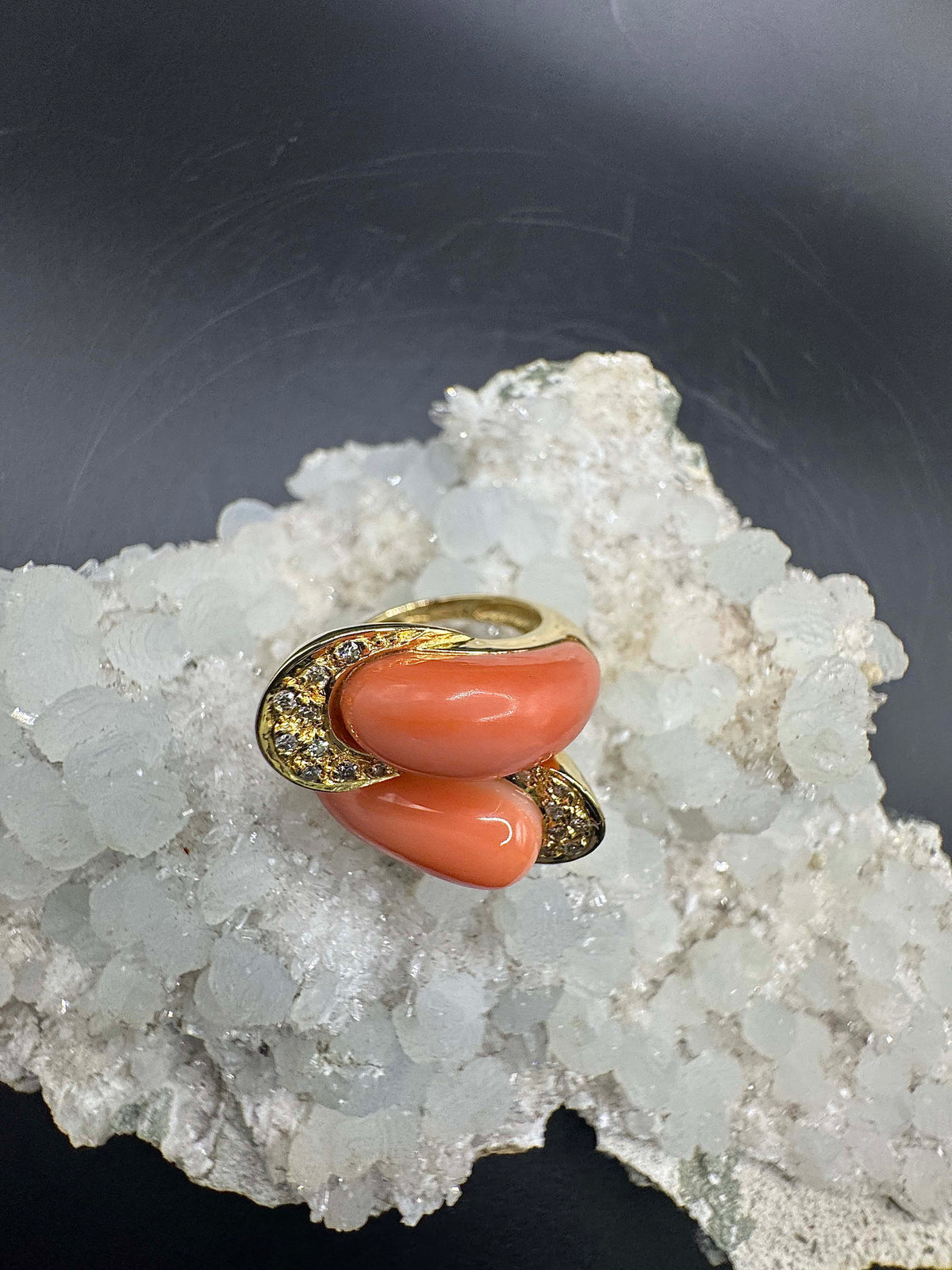 Eleganter Ring in 18 Karat Gelbgold mit Engelshautkoralle & Diamanten