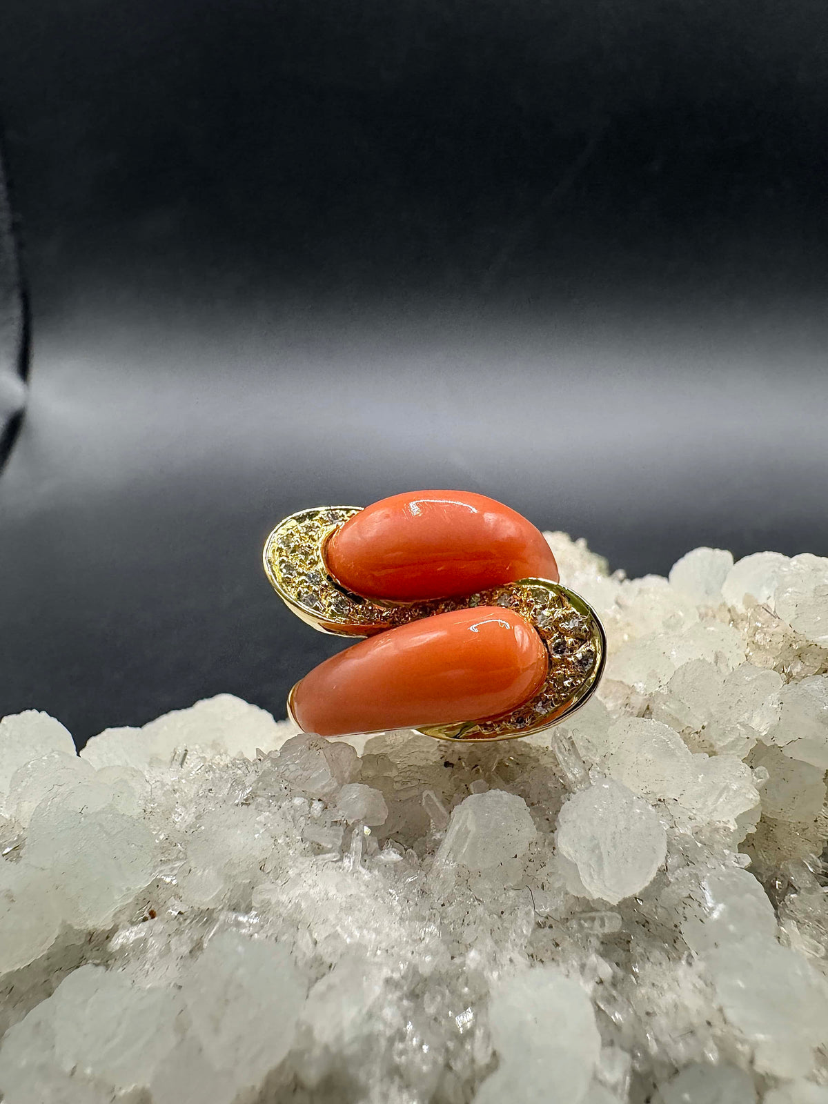 Eleganter Ring in 18 Karat Gelbgold mit Engelshautkoralle & Diamanten