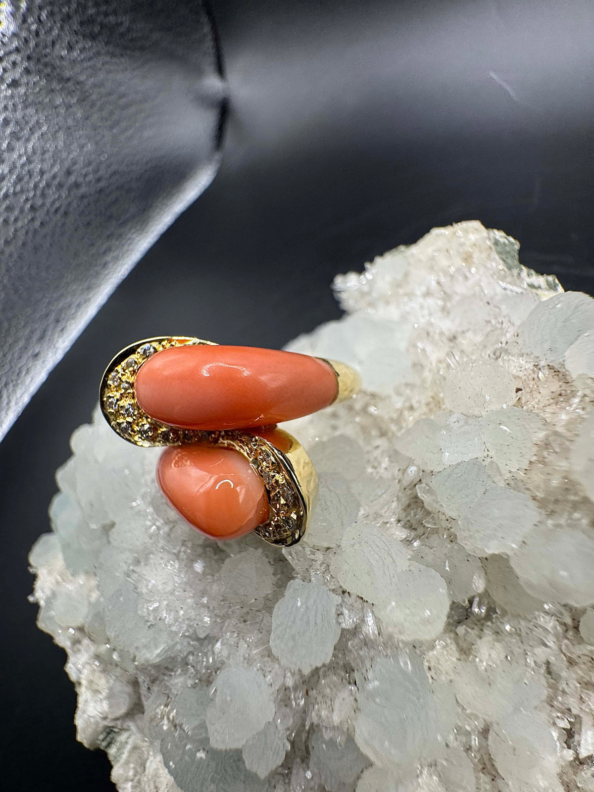 Eleganter Ring in 18 Karat Gelbgold mit Engelshautkoralle & Diamanten