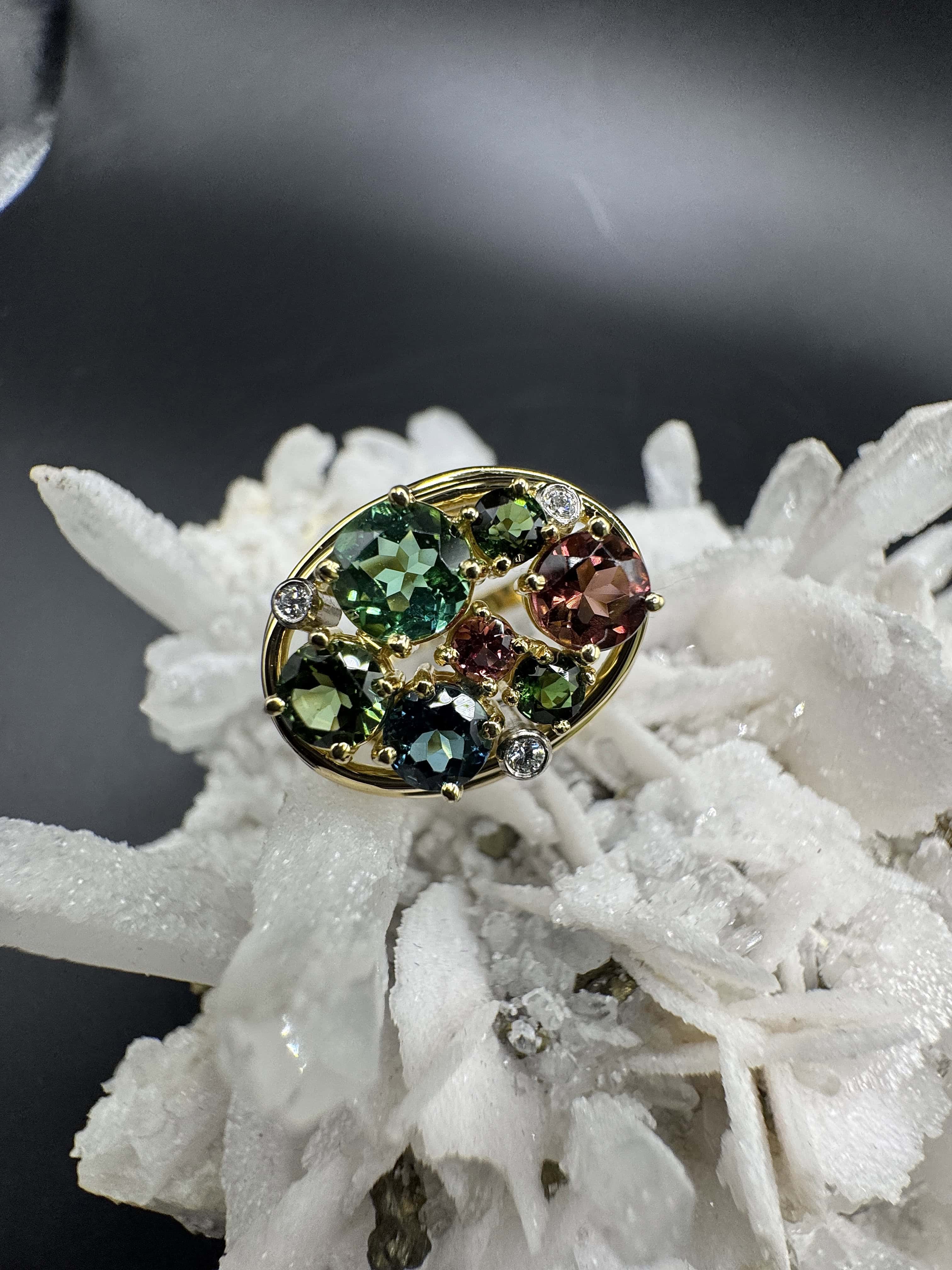 Lebhafter Ring in 18 Karat Gelbgold mit bunten Turmalinen & Brillanten