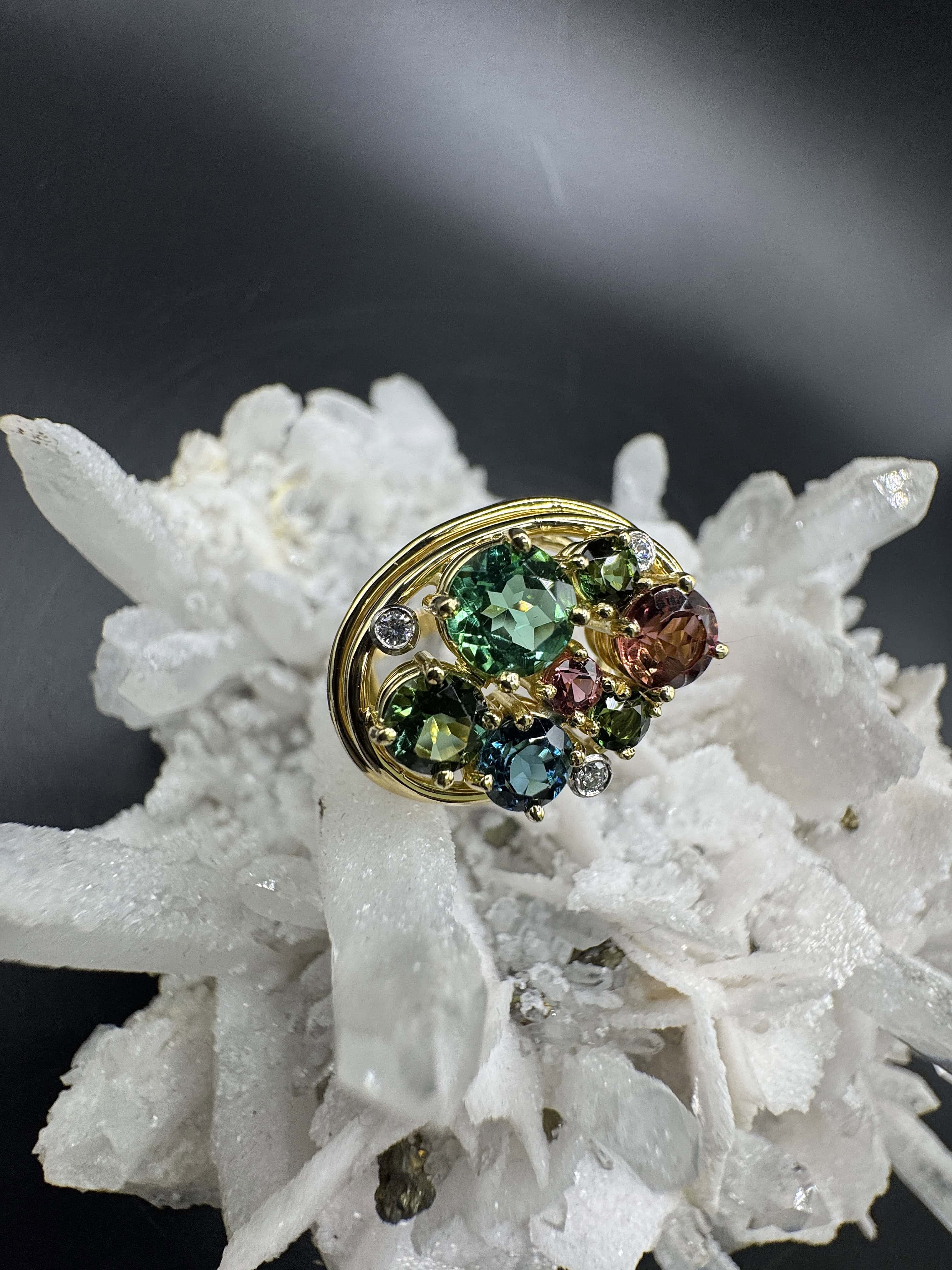 Lebhafter Ring in 18 Karat Gelbgold mit bunten Turmalinen & Brillanten