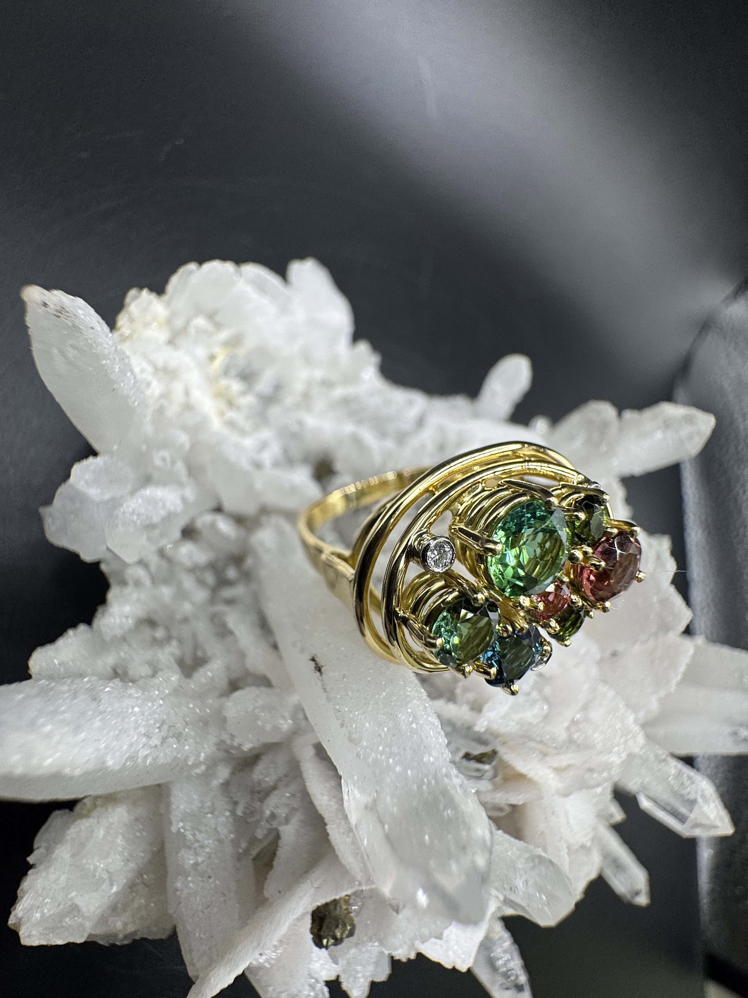 Lebhafter Ring in 18 Karat Gelbgold mit bunten Turmalinen & Brillanten