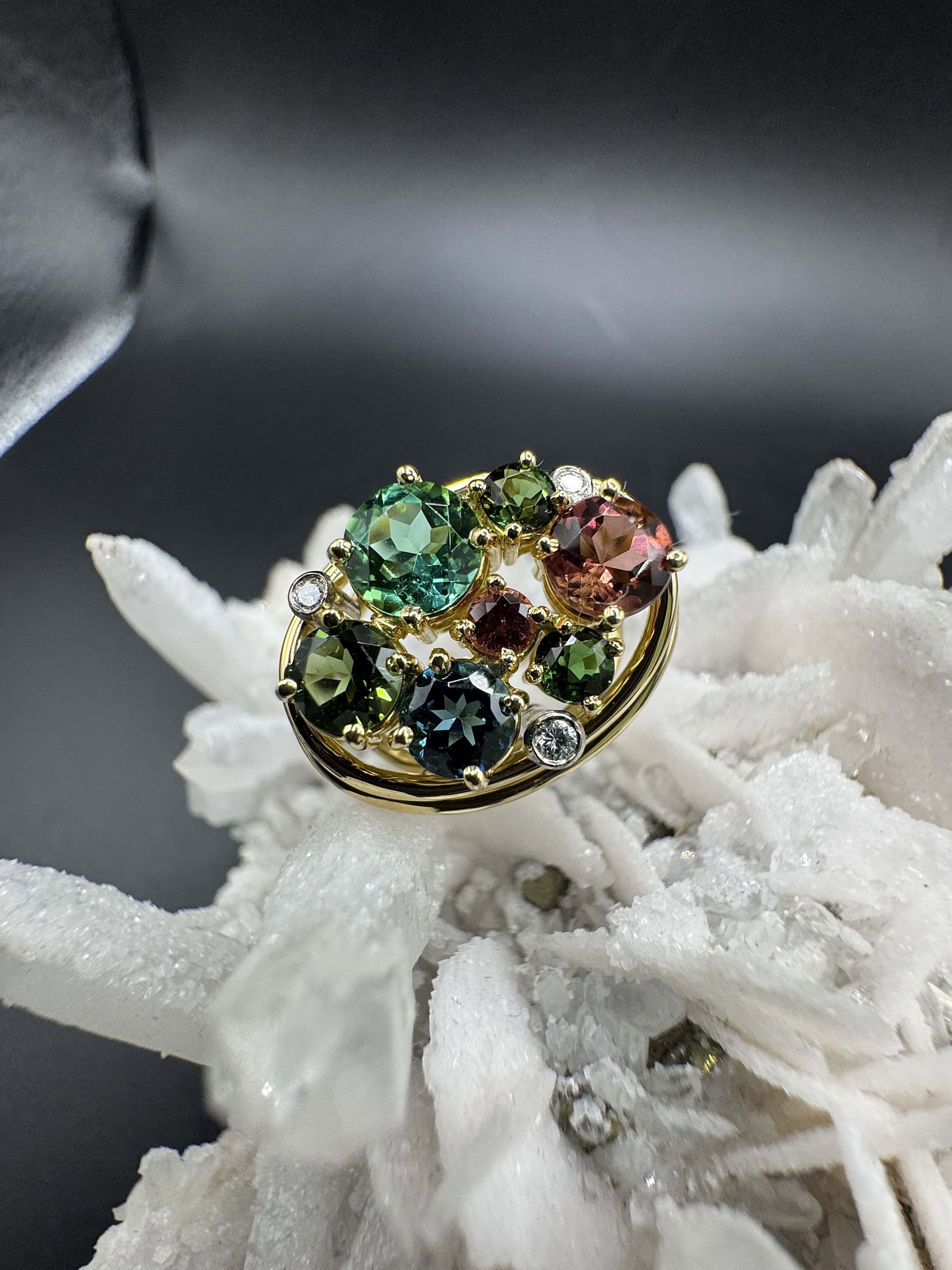 Lebhafter Ring in 18 Karat Gelbgold mit bunten Turmalinen & Brillanten
