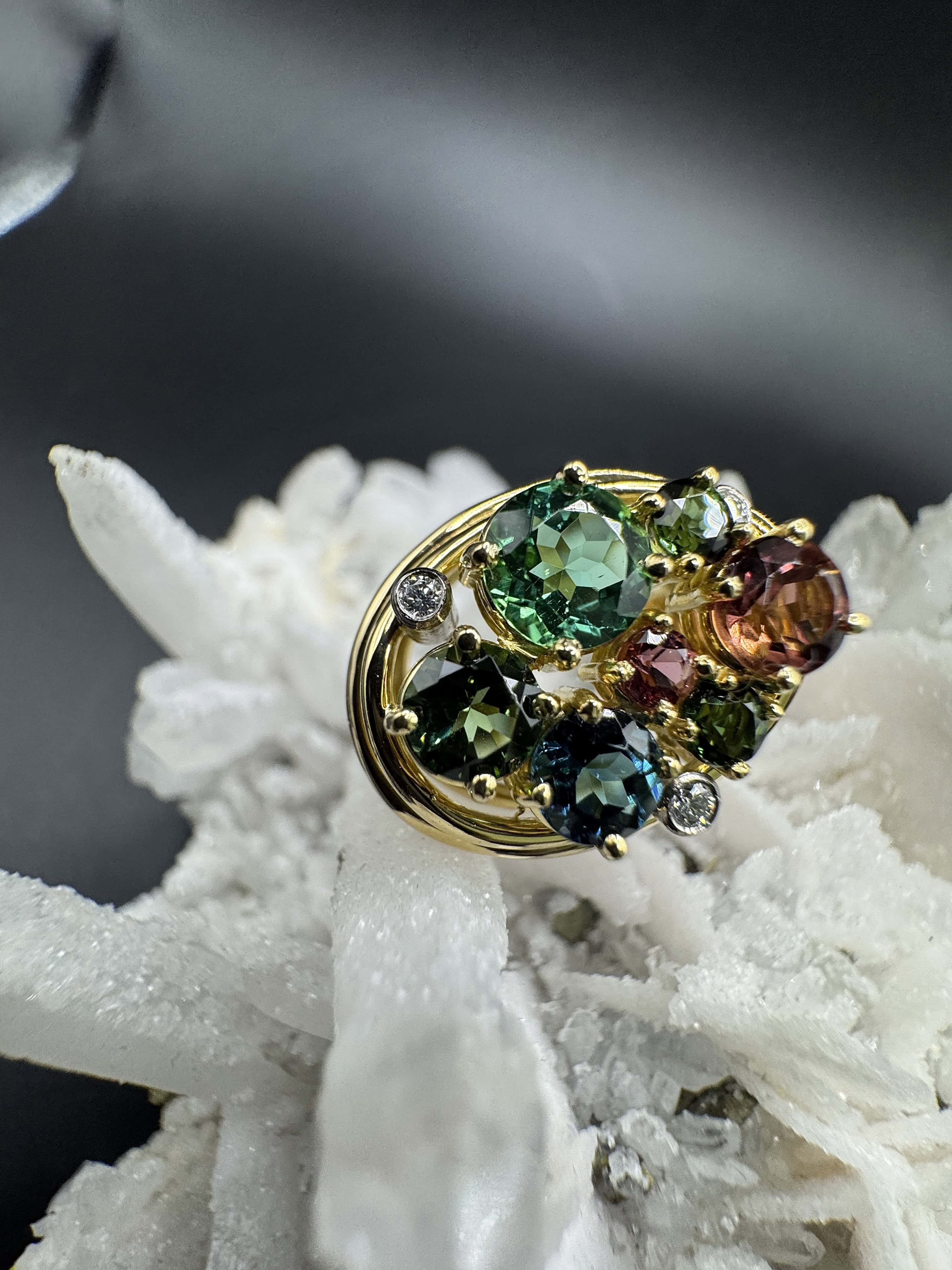 Lebhafter Ring in 18 Karat Gelbgold mit bunten Turmalinen & Brillanten