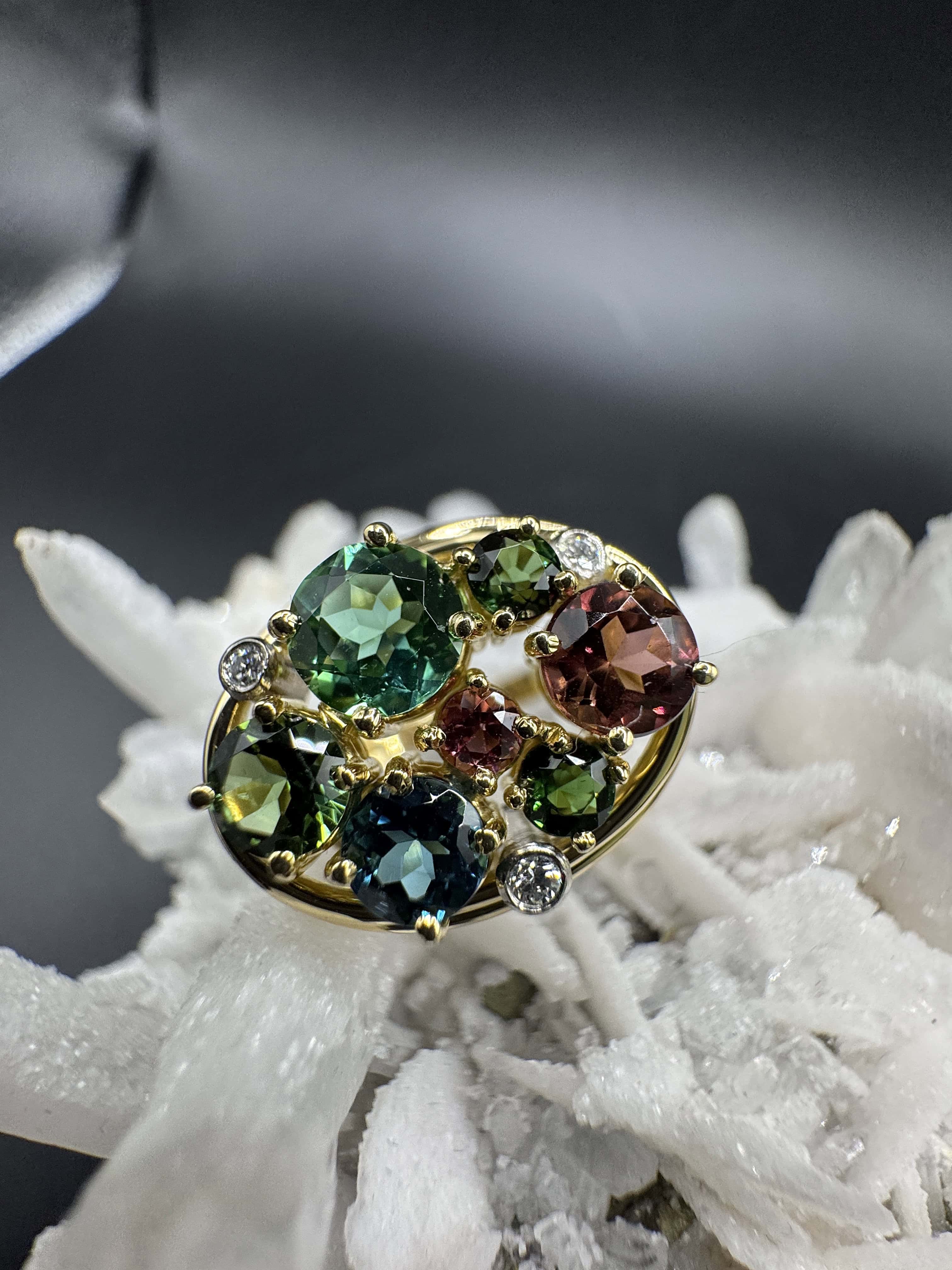 Lebhafter Ring in 18 Karat Gelbgold mit bunten Turmalinen & Brillanten