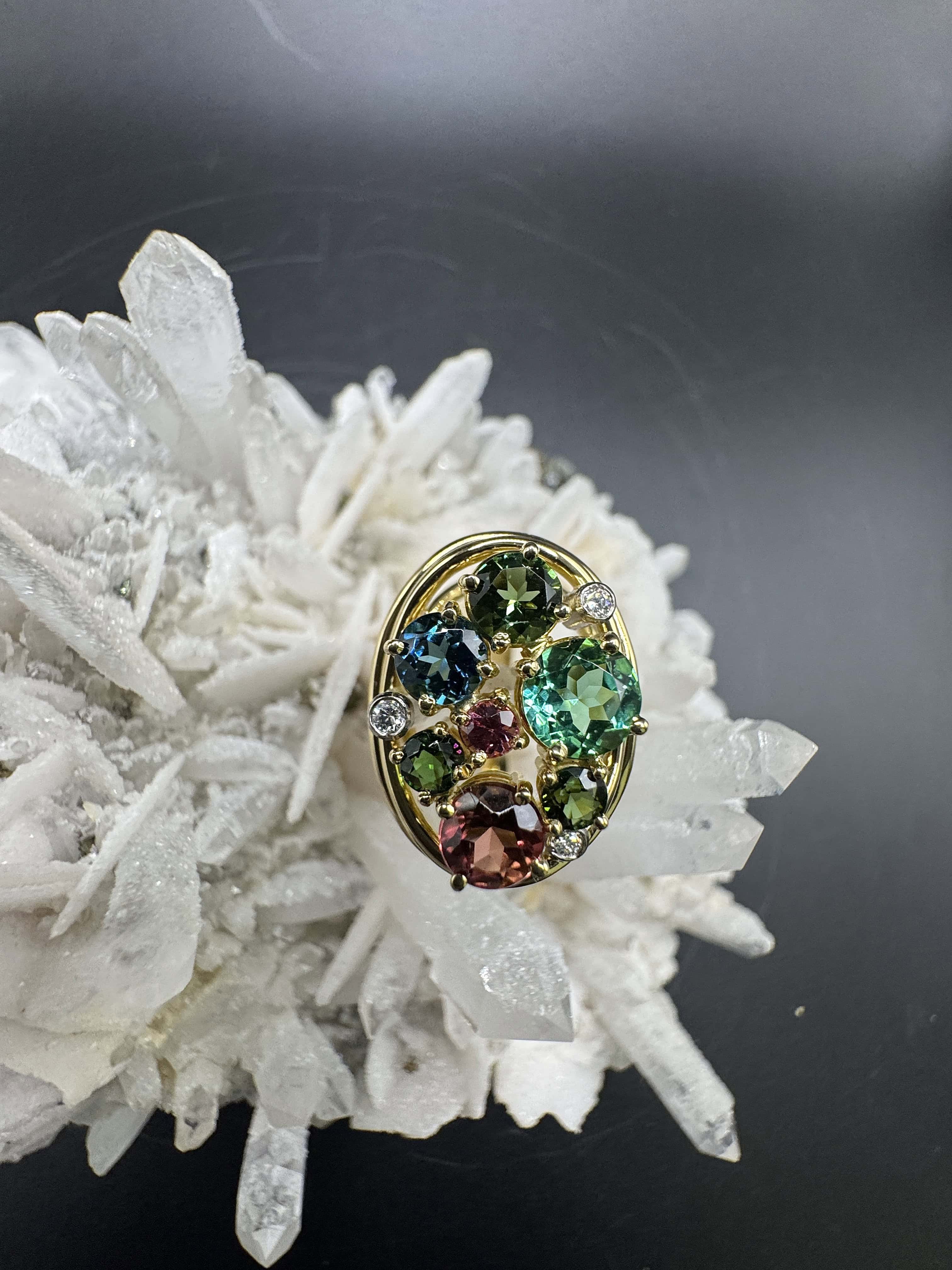 Lebhafter Ring in 18 Karat Gelbgold mit bunten Turmalinen & Brillanten