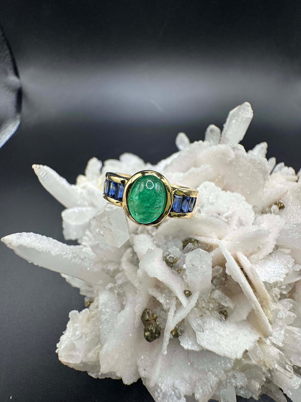 Edler Ring in 18 Karat Gelbgold mit Smaragd & Saphiren