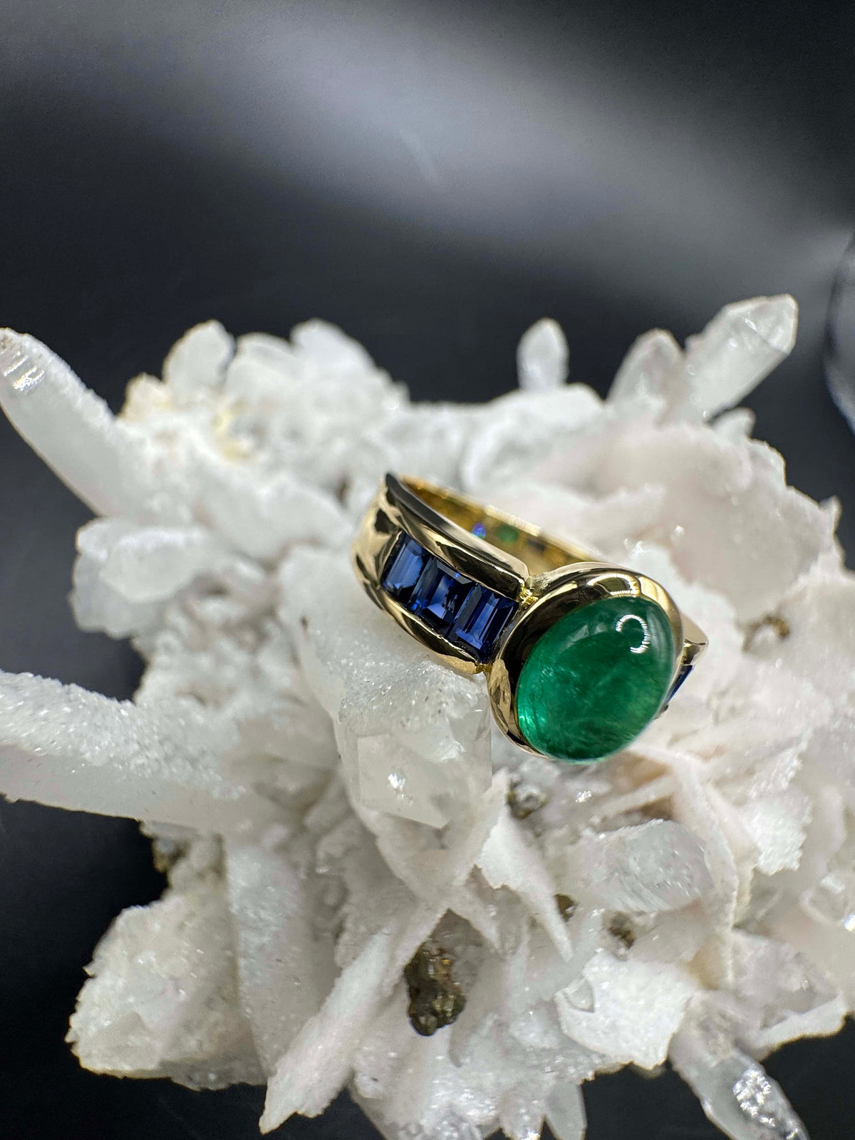 Edler Ring in 18 Karat Gelbgold mit Smaragd & Saphiren