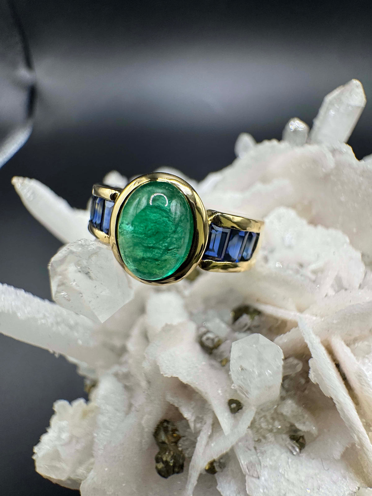 Edler Ring in 18 Karat Gelbgold mit Smaragd & Saphiren