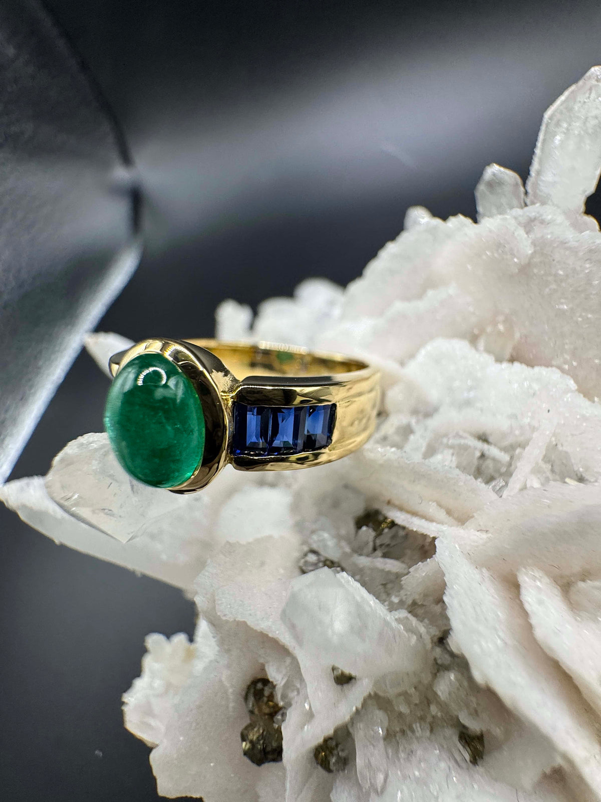 Edler Ring in 18 Karat Gelbgold mit Smaragd & Saphiren