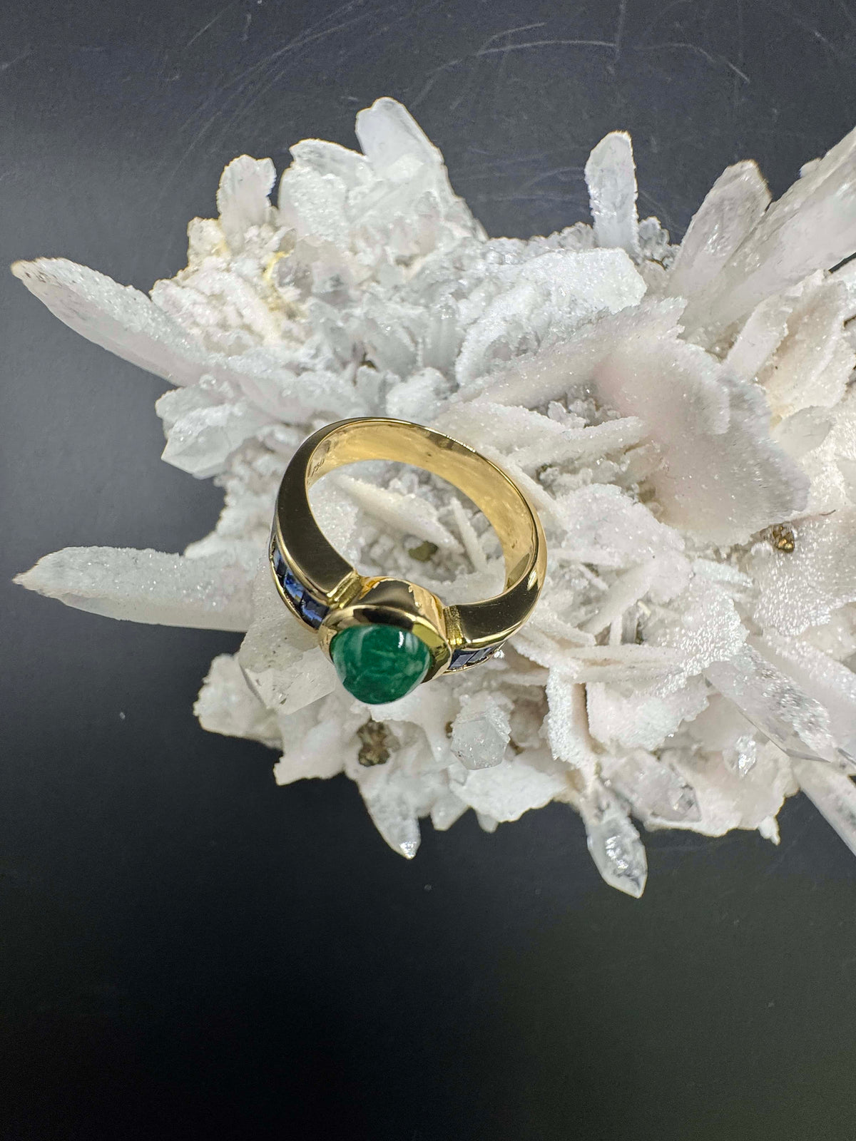 Edler Ring in 18 Karat Gelbgold mit Smaragd & Saphiren