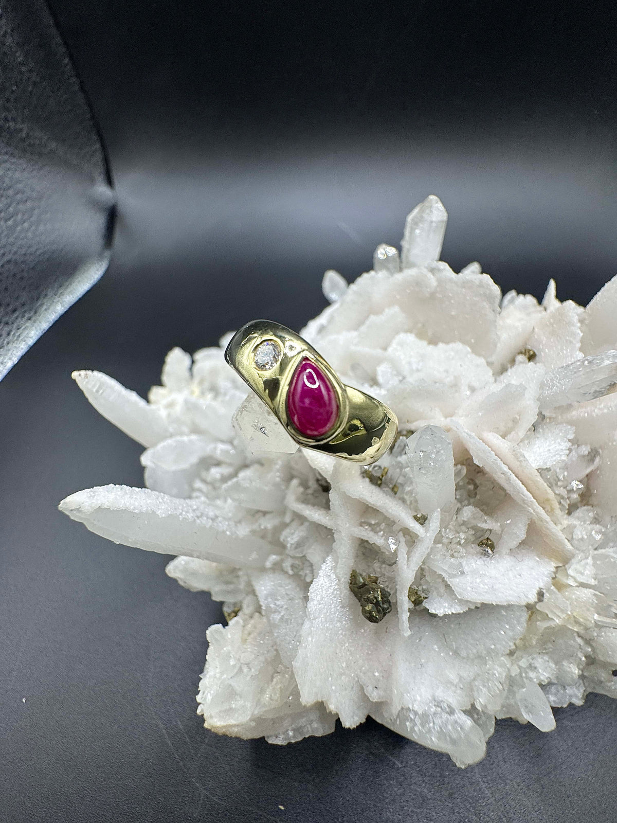 Eleganter Ring in 14 Karat Gelbgold mit Rubin & Brillant