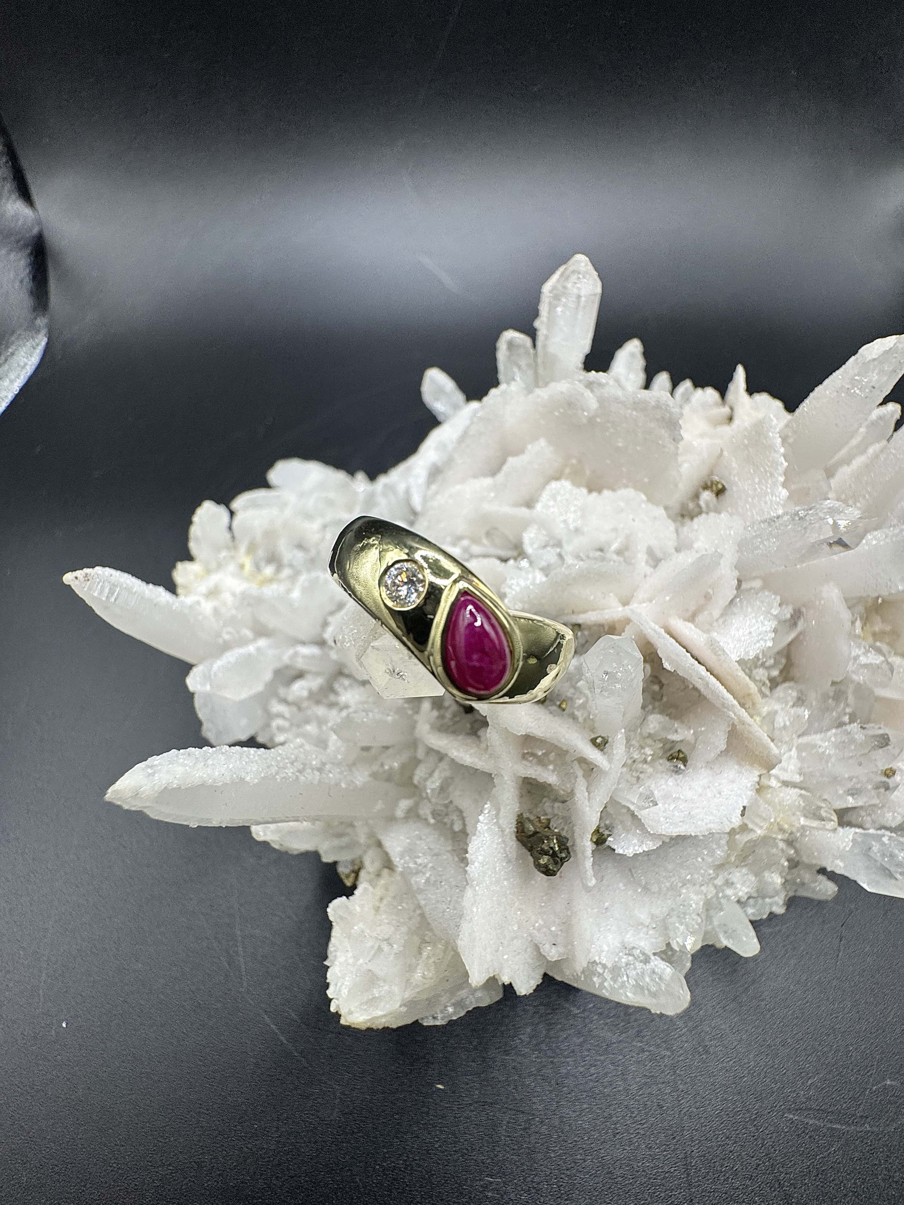 Eleganter Ring in 14 Karat Gelbgold mit Rubin & Brillant