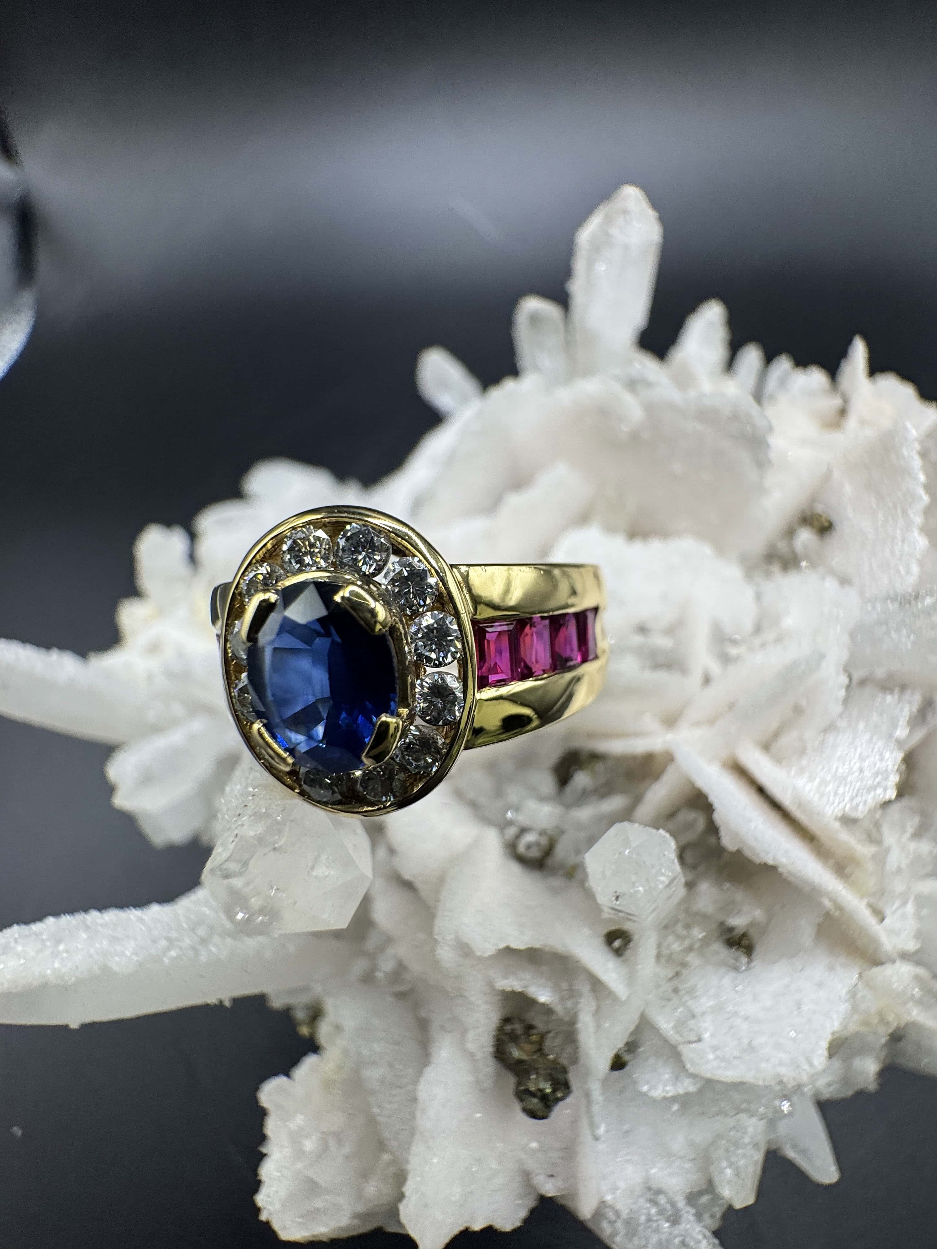 Edler Ring in 18 Karat Gelbgold mit Saphir, Brillanten & Rubinen