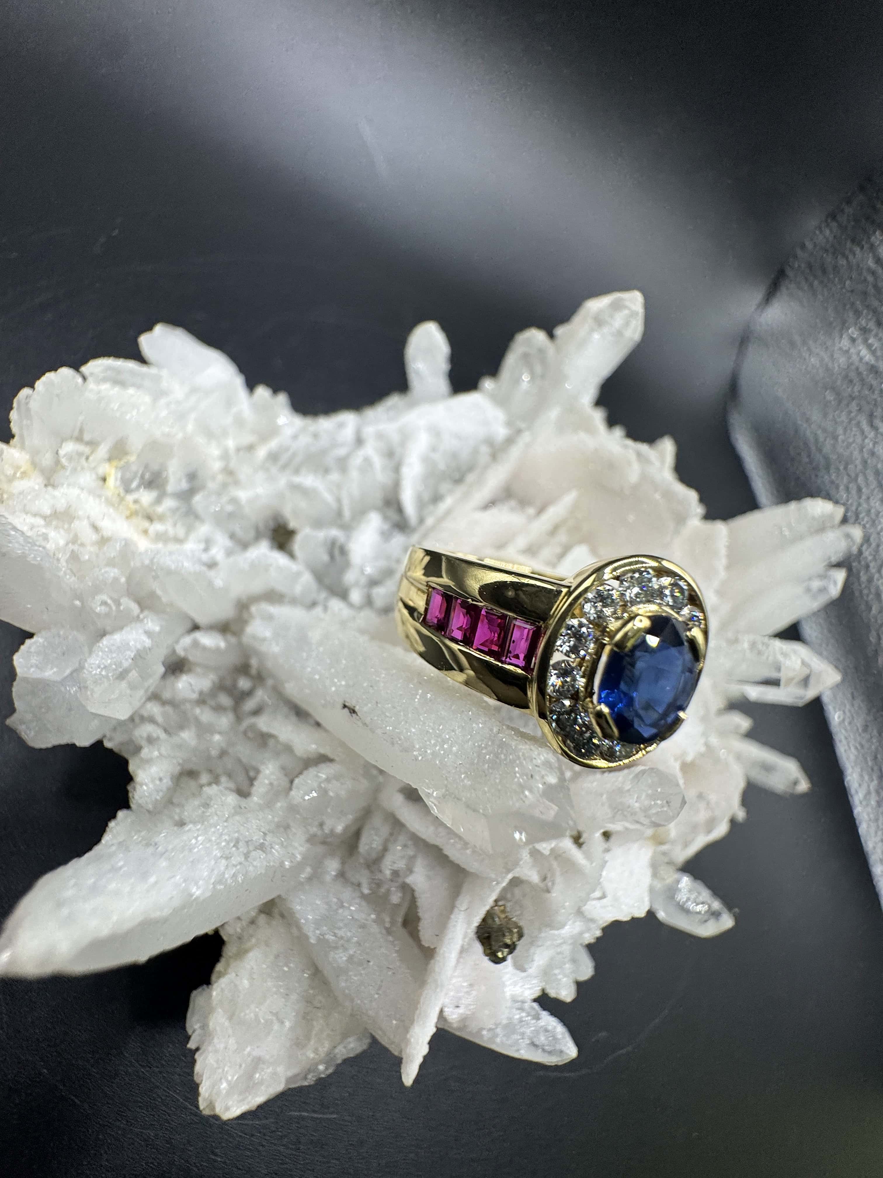 Edler Ring in 18 Karat Gelbgold mit Saphir, Brillanten & Rubinen