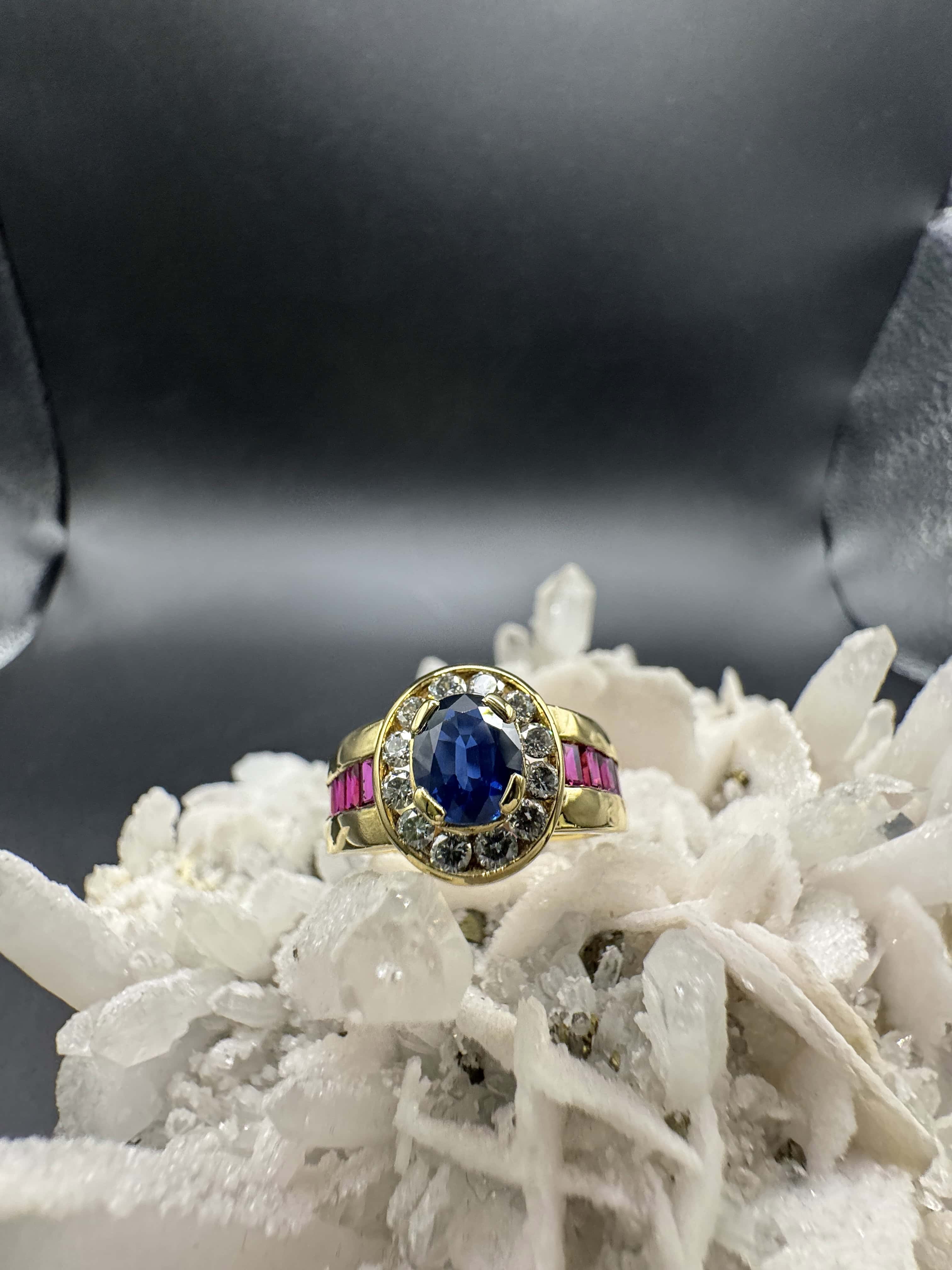 Edler Ring in 18 Karat Gelbgold mit Saphir, Brillanten & Rubinen