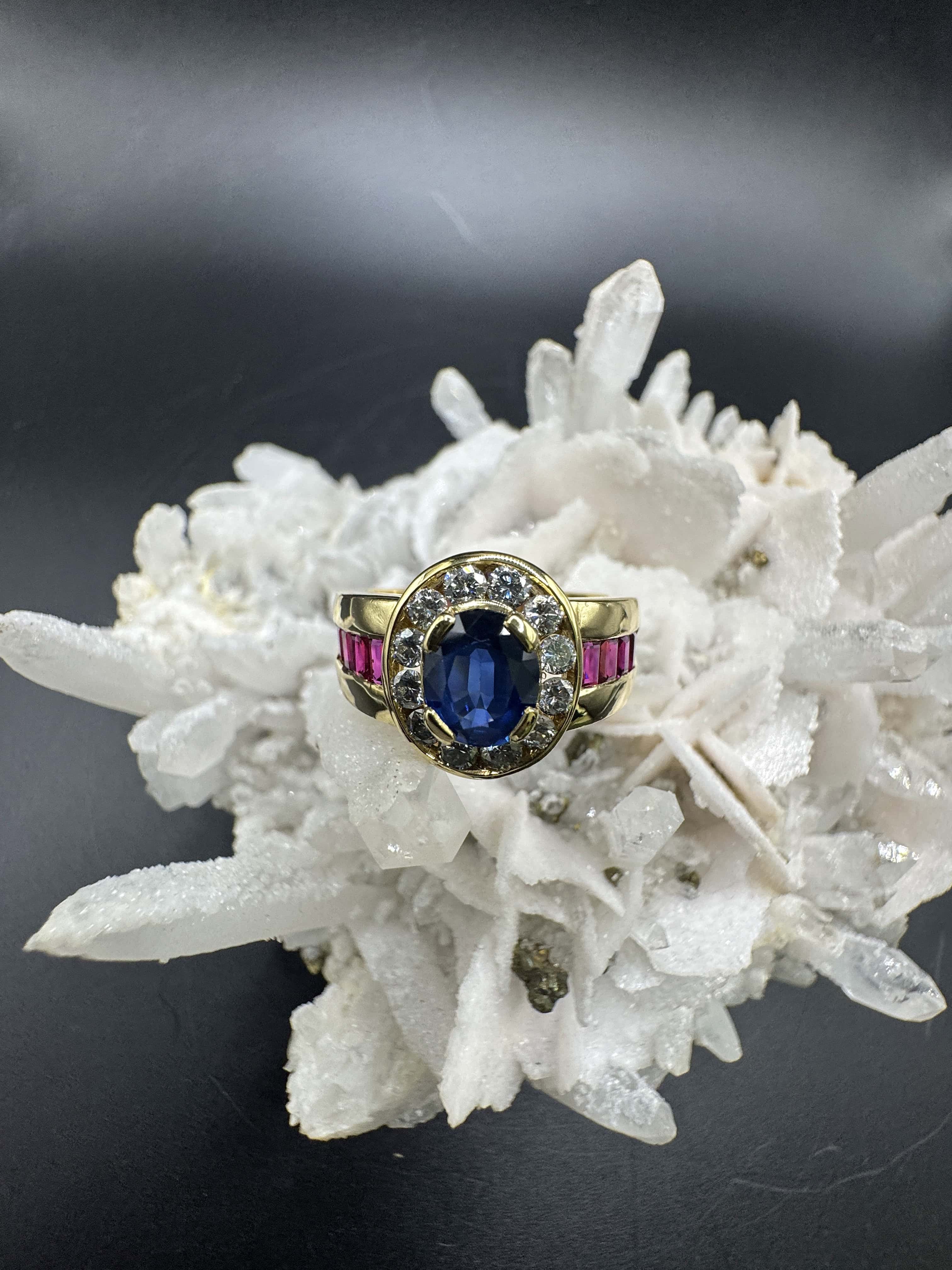Edler Ring in 18 Karat Gelbgold mit Saphir, Brillanten & Rubinen