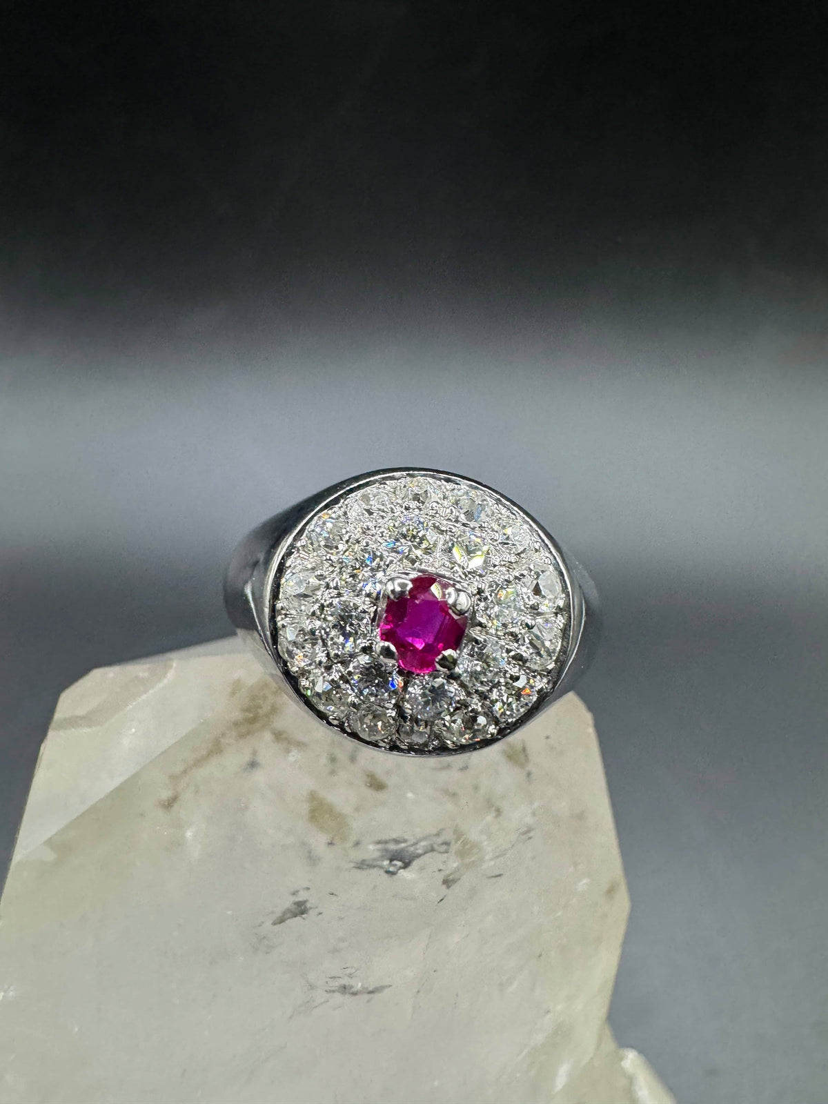 Hochwertiger Vintage Ring in 18 Karat Weißgold mit Rubin & Diamanten