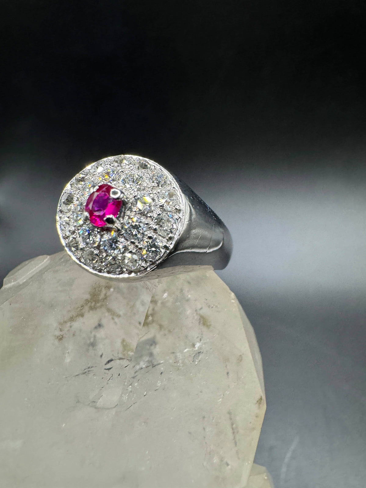 Hochwertiger Vintage Ring in 18 Karat Weißgold mit Rubin & Diamanten