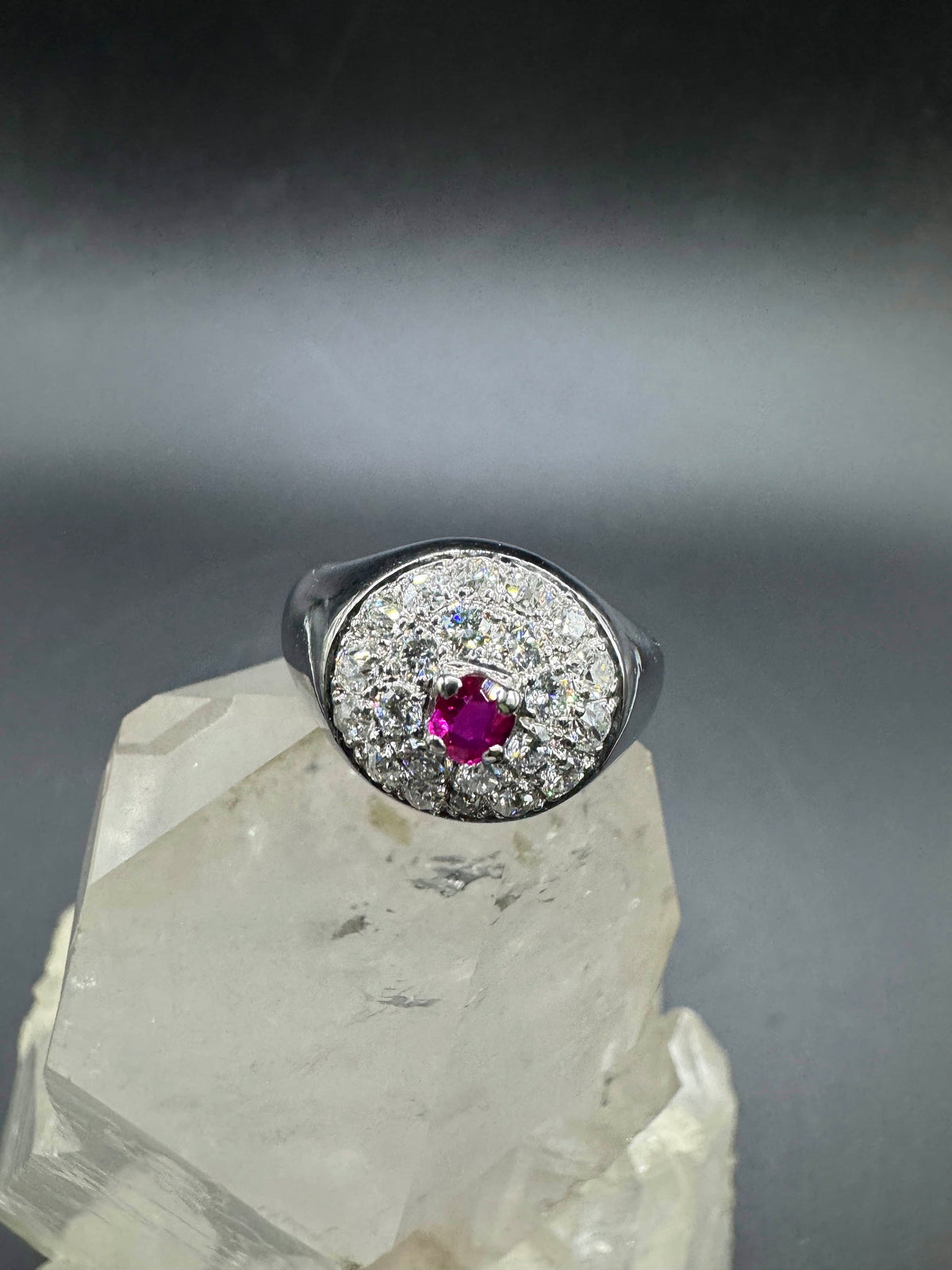 Hochwertiger Vintage Ring in 18 Karat Weißgold mit Rubin & Diamanten